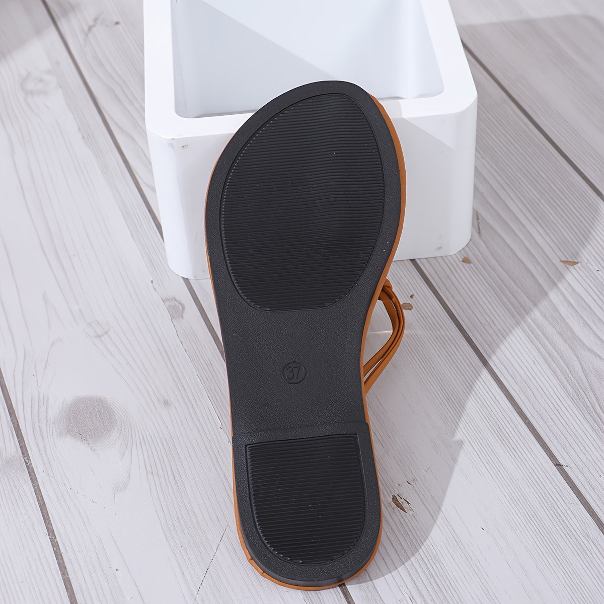 Ayollar uchun yangi uslub minimalist flip-floplar, plyaj va tasodifiy kiyimlar uchun mukammal.