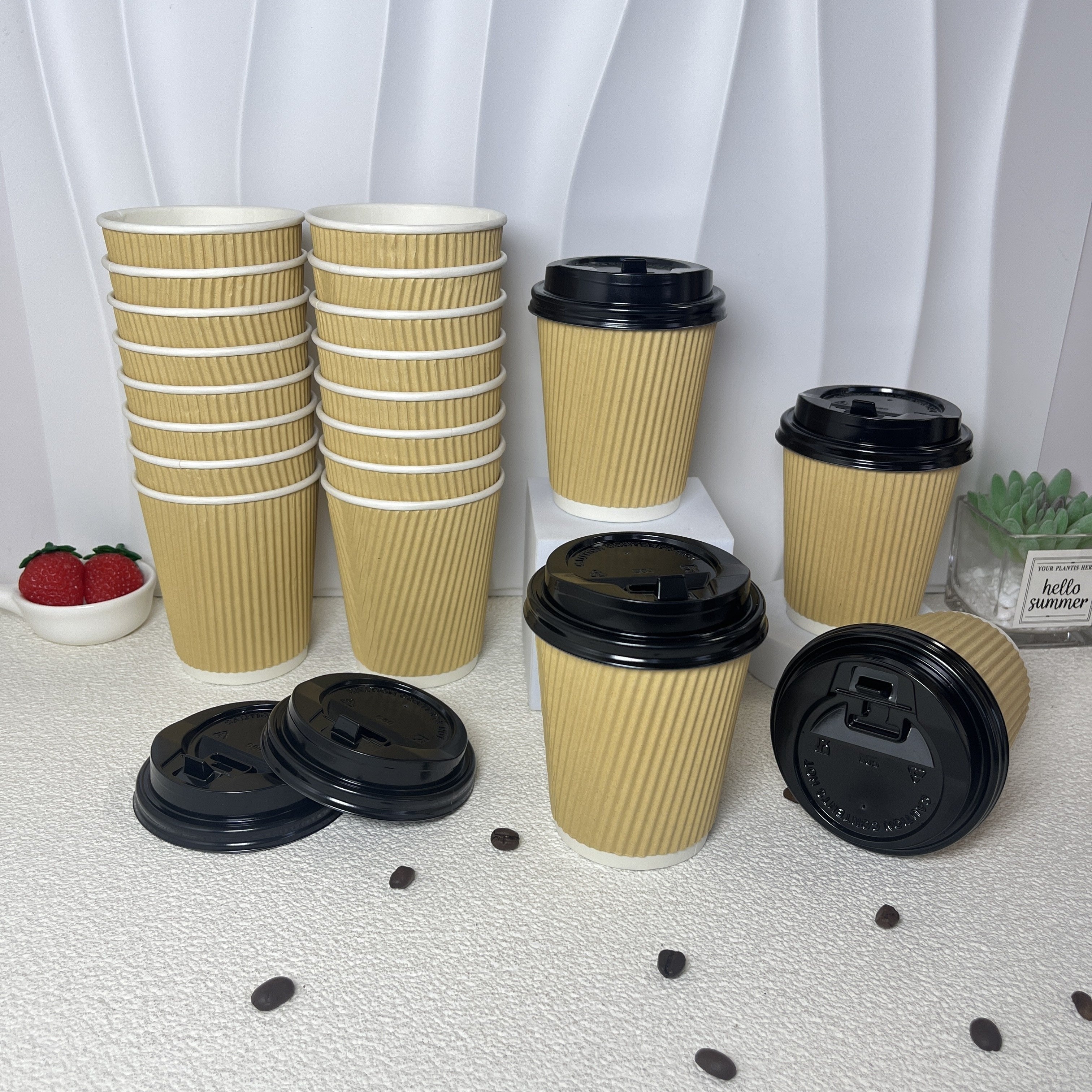 Qopqoqli, 12 oz sig'imli va latte, sutli choy va boshqa issiq ichimliklar uchun mos bo'lgan bir marta ishlatiladigan ikki qavatli gofrirovka qilingan qog'ozli qahva chashka.