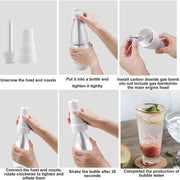 Qulay foydalanish uchun portativ soda tayyorlash mashinasi. Limon va muz kubi bilan bezatilgan 1L gazli suv tarqatuvchi. Uyda va ochiq havoda foydalanish uchun ideal. Oq, mustahkam plastmassa konstruktsiya.