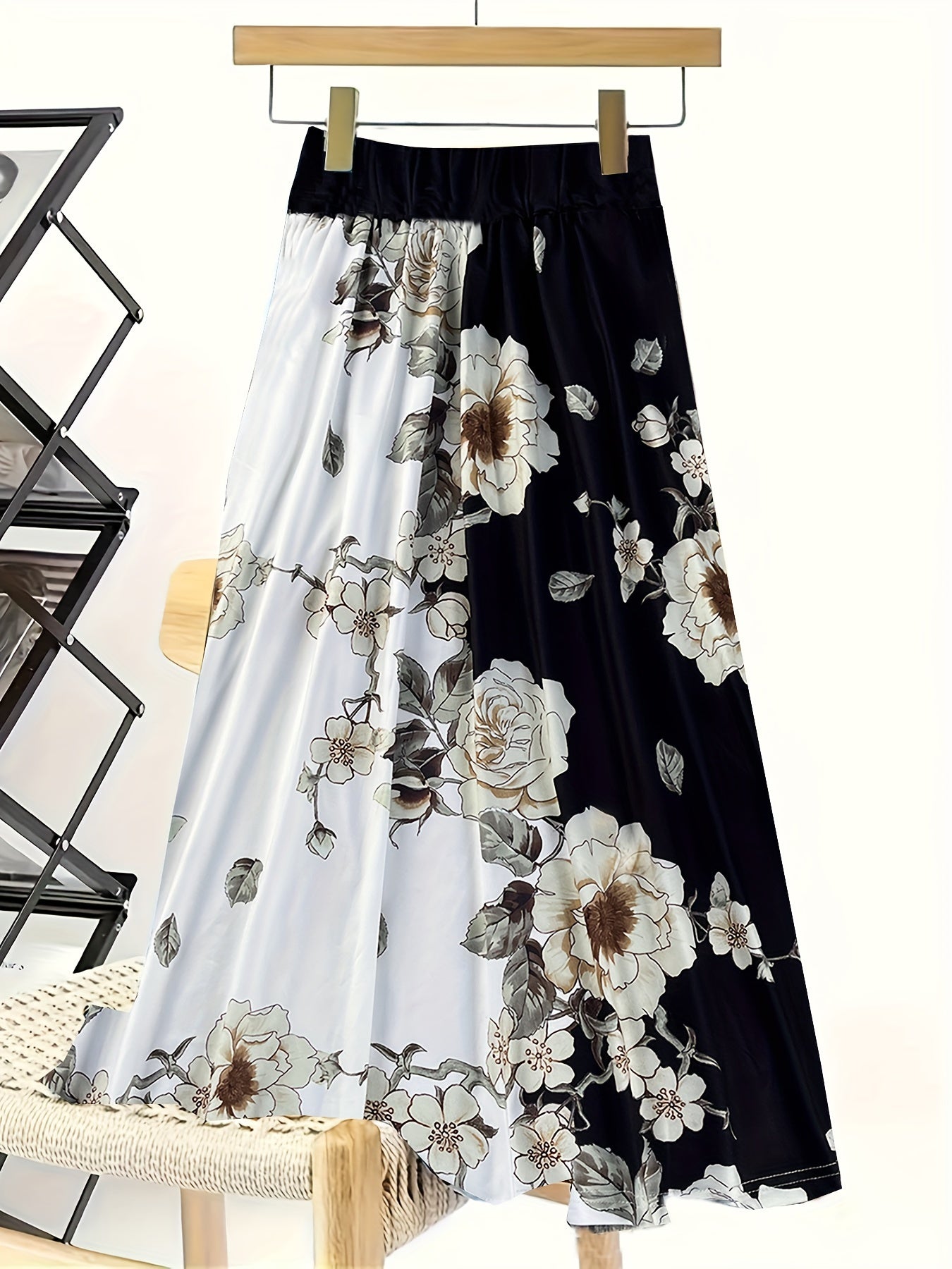 Zarif plussiz gullar bilan bezatilgan yubka, yuqori bel, cho'ziluvchan mato va oson parvarish - issiq ob-havo uchun ideal.