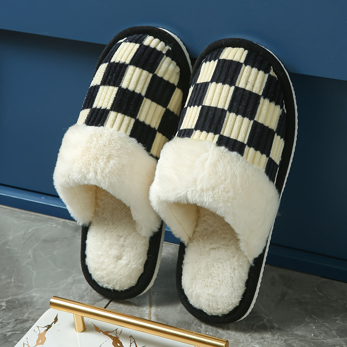 Women's Cozy Plaid Slip-On Slippers with Faux Fur Lining for Home Use