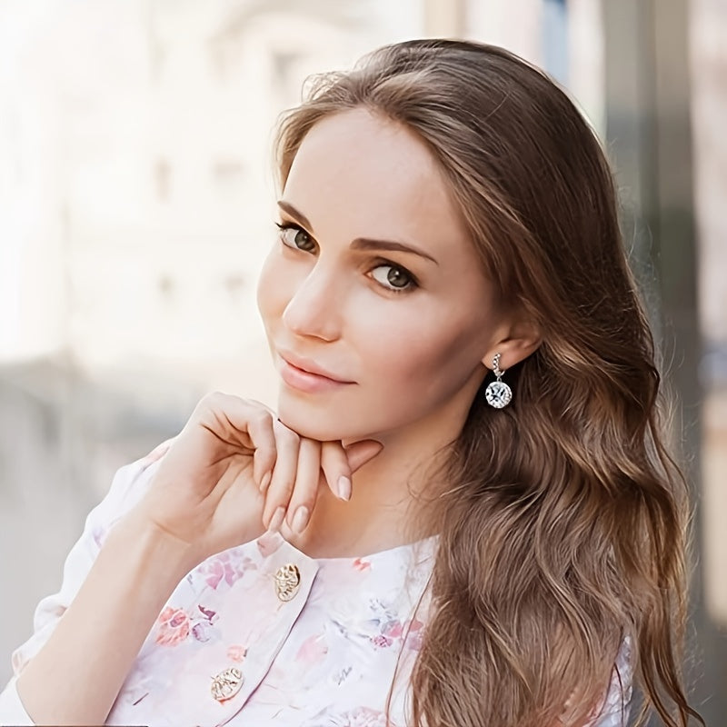 S925 sterling kumushdan tayyorlangan, 18K oltin bilan qoplangan hashamatli moissanite halqalar, har kuni kiyish yoki maxsus tadbirlar uchun mukammal yumaloq halqalar. Onalar kuni uchun ideal sovg'a, chiroyli sovg'a qutisida keladi.