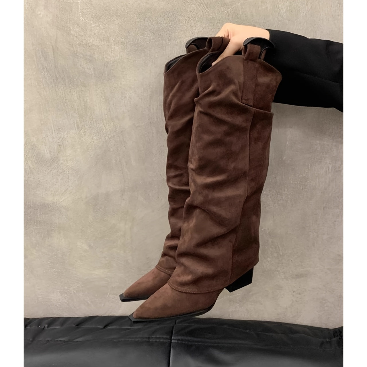 Женские коричневые кожаные высокие ботинки на шнуровке с заостренным носком и массивным каблуком