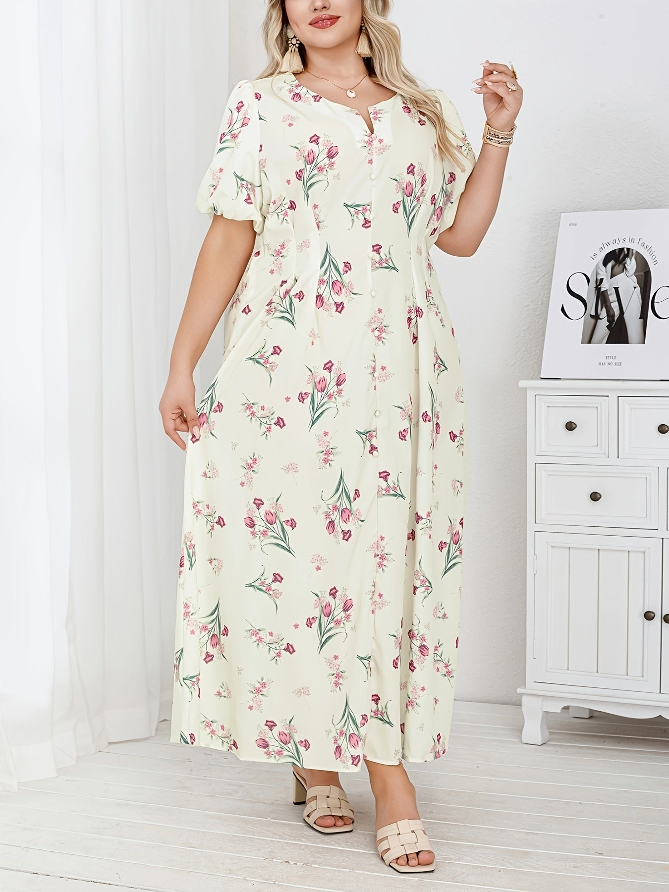 Ayollar uchun gul bosma keng o'lchamdagi kiyingan libos, nafis O'rta Sharq uslubida