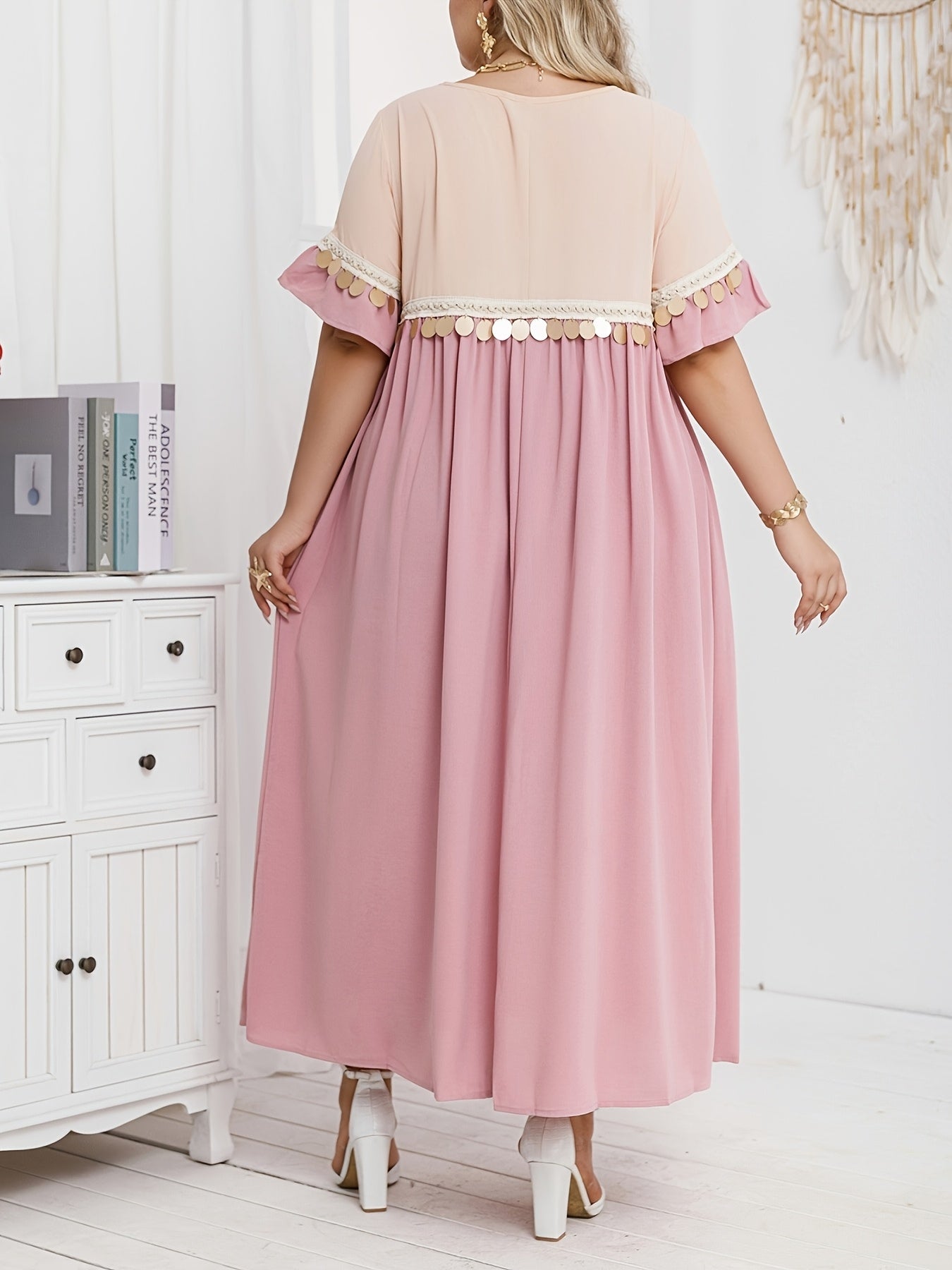 Plus o'lchamli ayollar uchun sariq maxi kiyim V-shakllı bo'yin va tassel detallari bilan