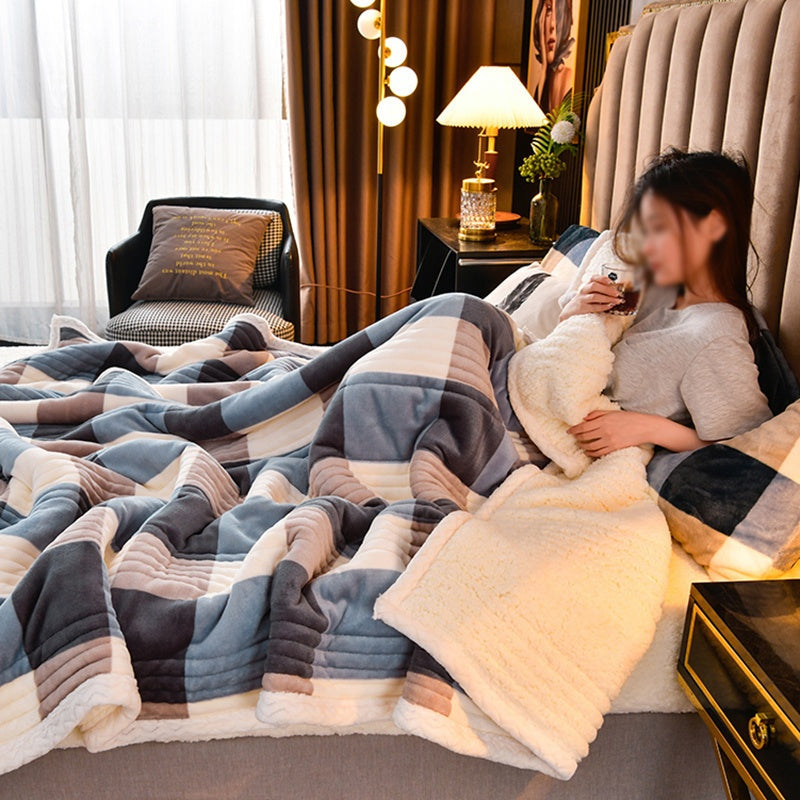 Hozirgi zamon ikki tomonlama marjon to'quv ko'rpa - Ushbu 1 dona ko'rpa 100% polyesterdan tayyorlangan bo'lib, tikuvli dizayn va raqamli bosma bilan bezatilgan. U to'qilmagan va 200-250gsm og'irlikdagi qalin Berber to'quviga ega. Ushbu ko'rpa mos keladi