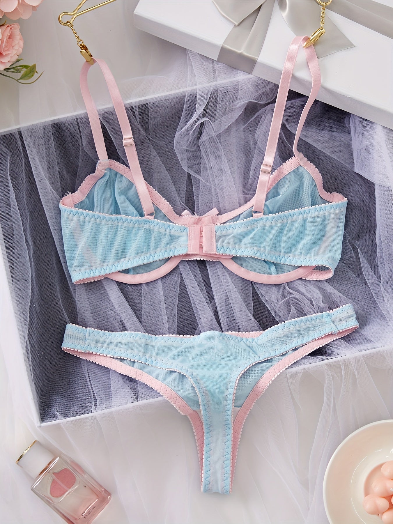 Yengil yelka tasmalari bilan ichki kiyim to'plami, brassiyer va ichki kiyimni o'z ichiga oladi, ayollarning sexy kiyimlari uchun.
