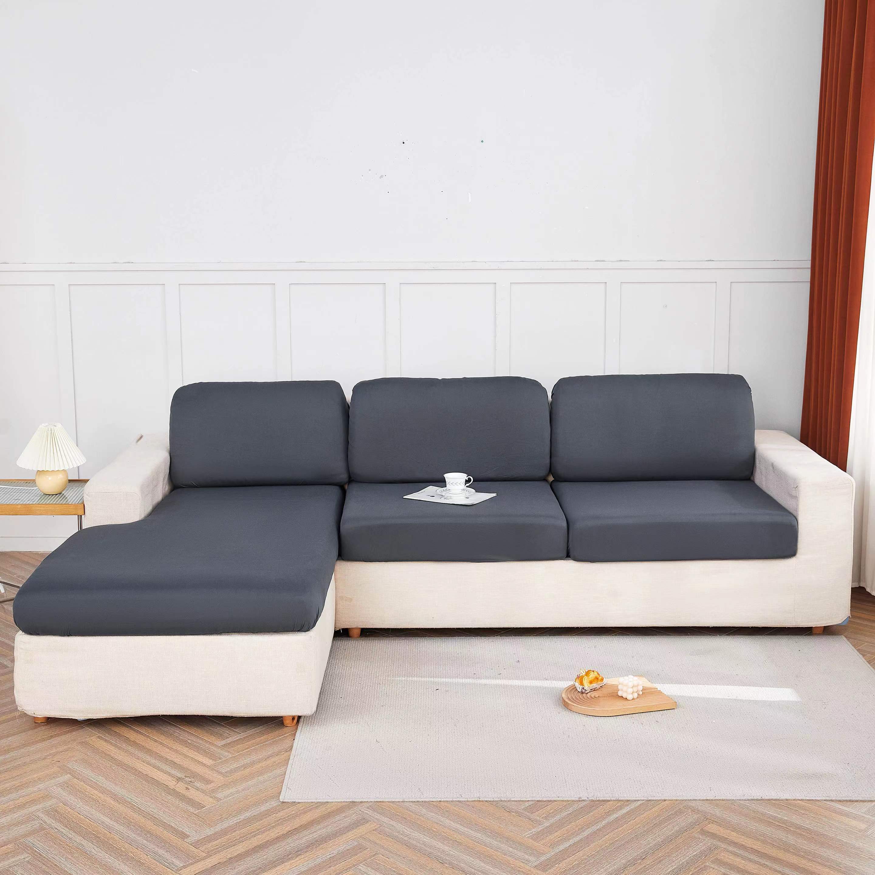 Elastik pastki bilan cho'ziladigan divan yostiq qoplamasi, yashash xonasi divanlarida oson olib tashlash va chizish qarshiligi uchun mo'ljallangan.