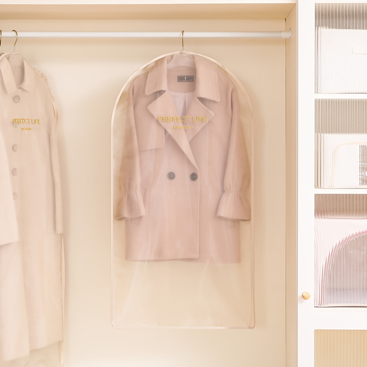 Yupqa zipp bilan kiyimlar uchun chang o'tkazmaydigan qopqog'li kiyim saqlash sumkasi, yostiqlar, ko'ylaklar tashkilotchisi