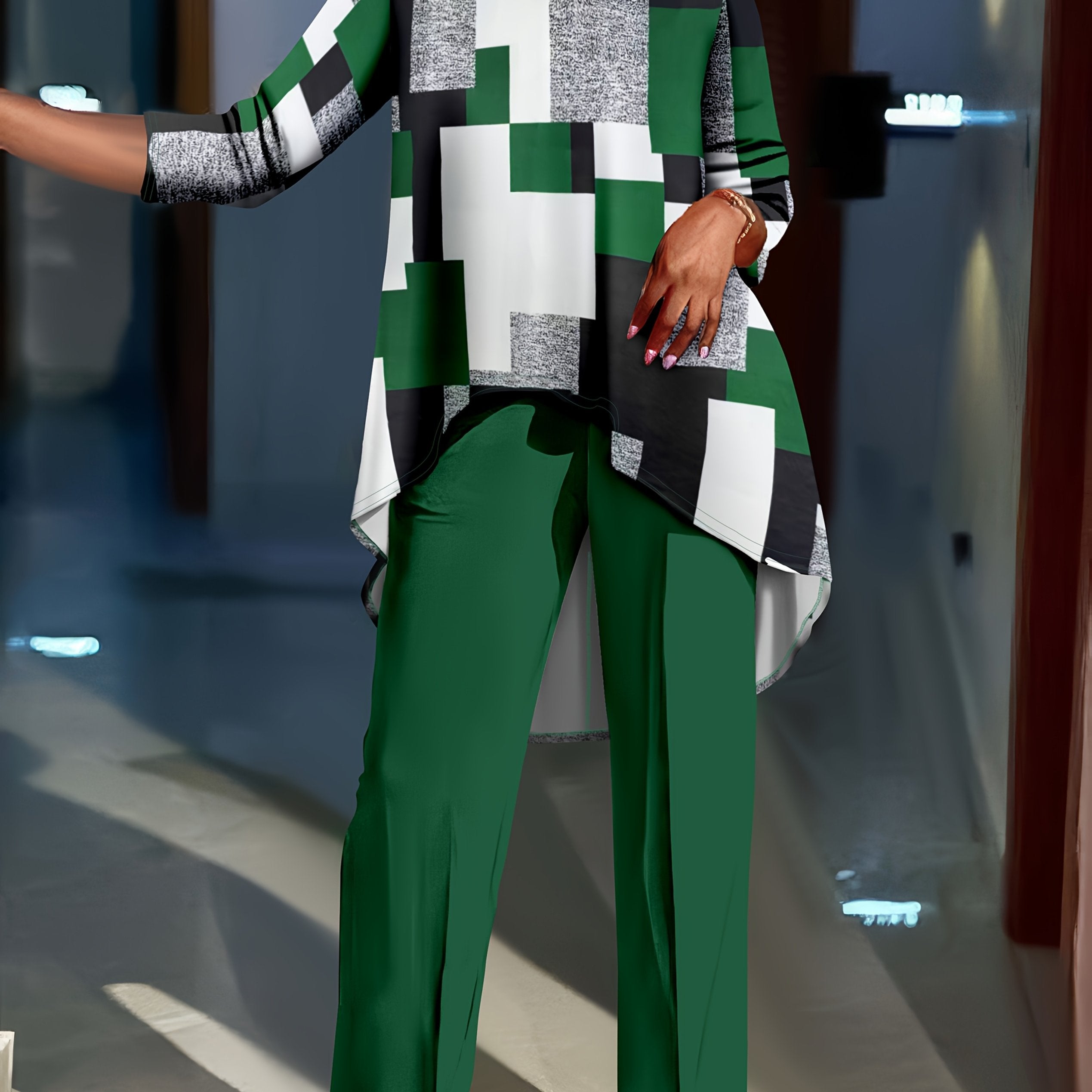 Geometrik naqshli uzun yengli bluzka va bir rangli shimlar to'plami, katta o'lchamdagi ayollar uchun.