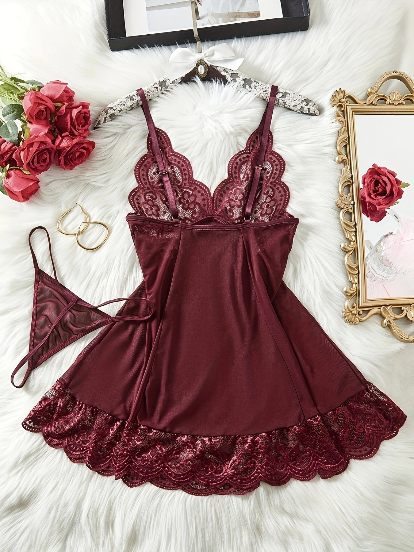 Ayollar uchun zamonaviy burgundi rangidagi dantelli ichki kiyim to'plami chuqur V-shaklidagi slip ko'ylak va thongdan iborat. Dantelli tafsilotlar bilan yarim shaffof polyesterdan tayyorlangan. Qo'l bilan yuvish mumkin.