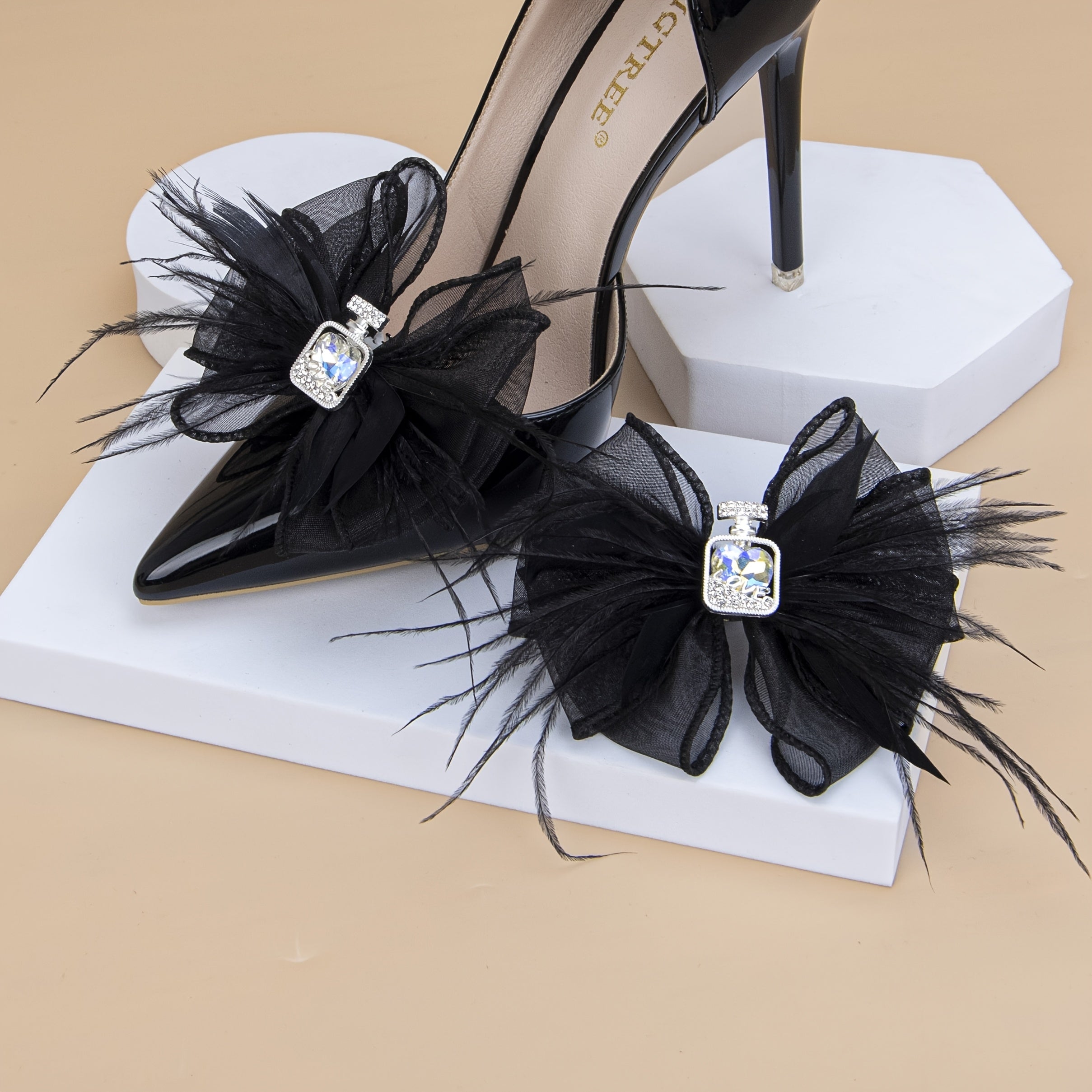 Ayollar uchun qora feather bow shose kliplari, rhinestone yurak va harf charm bilan