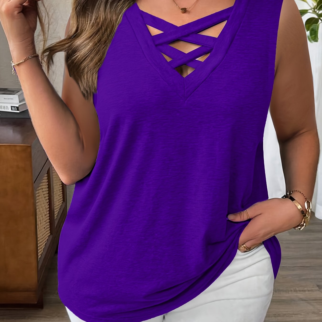 Ayollar uchun bir rangli, bezsiz, V-yonoqli tank top, elastik polyester, kundalik, bahor va yoz uchun