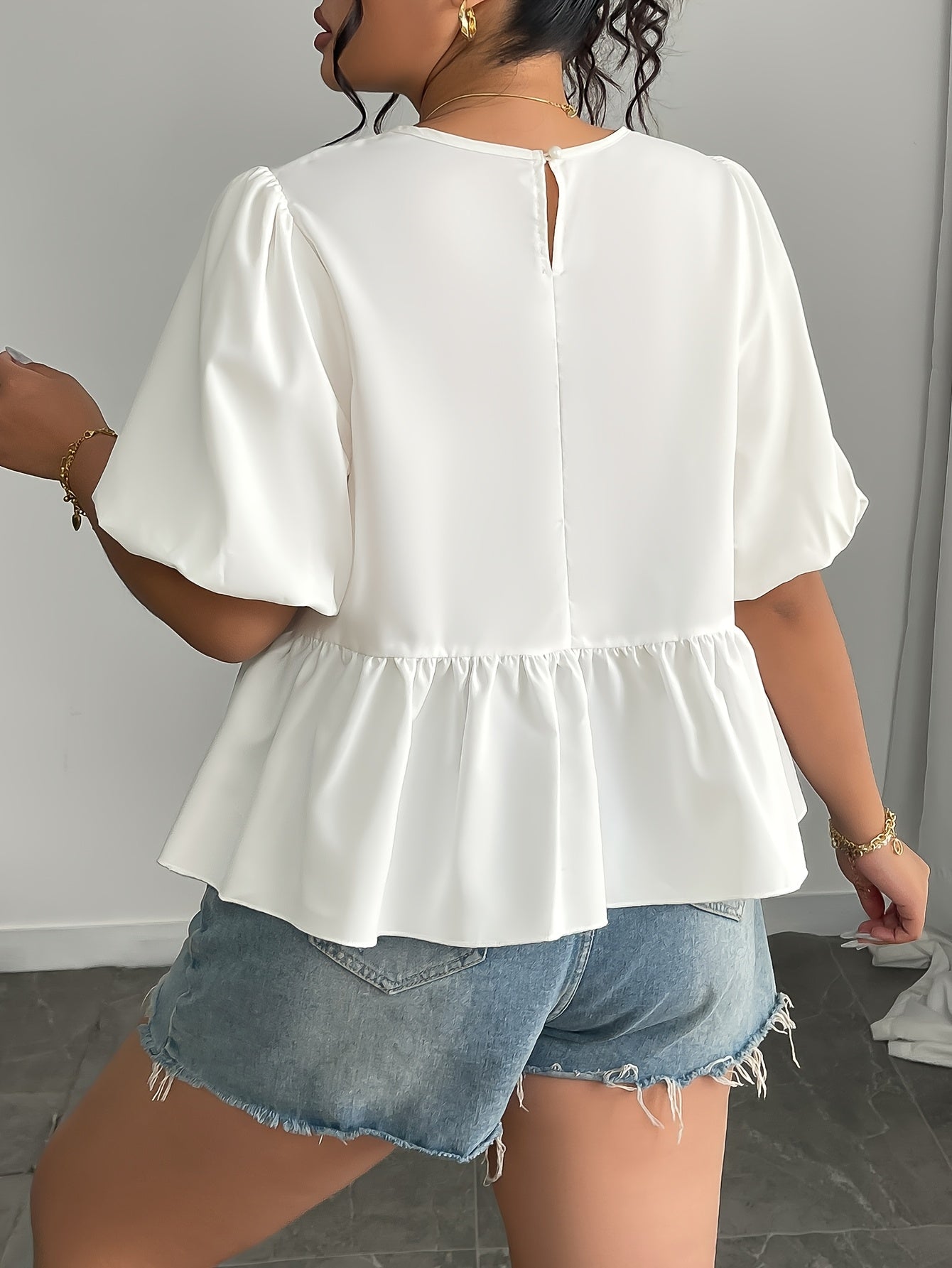 Plus o'lcham ayollar uchun kundalik bluzka, rufflesli etak, bog'lamli old qism, chiroyli shamlarga ega, bir xil rang