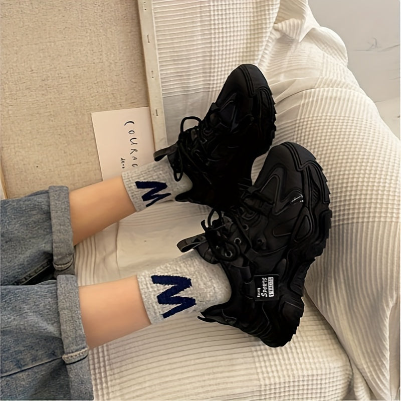 Ayollar uchun qalin krossovkalar - Havo o'tkazuvchi va zamonaviy, barcha mavsumlarga mos keladigan, sirpanmaydigan taglikka ega poyabzal