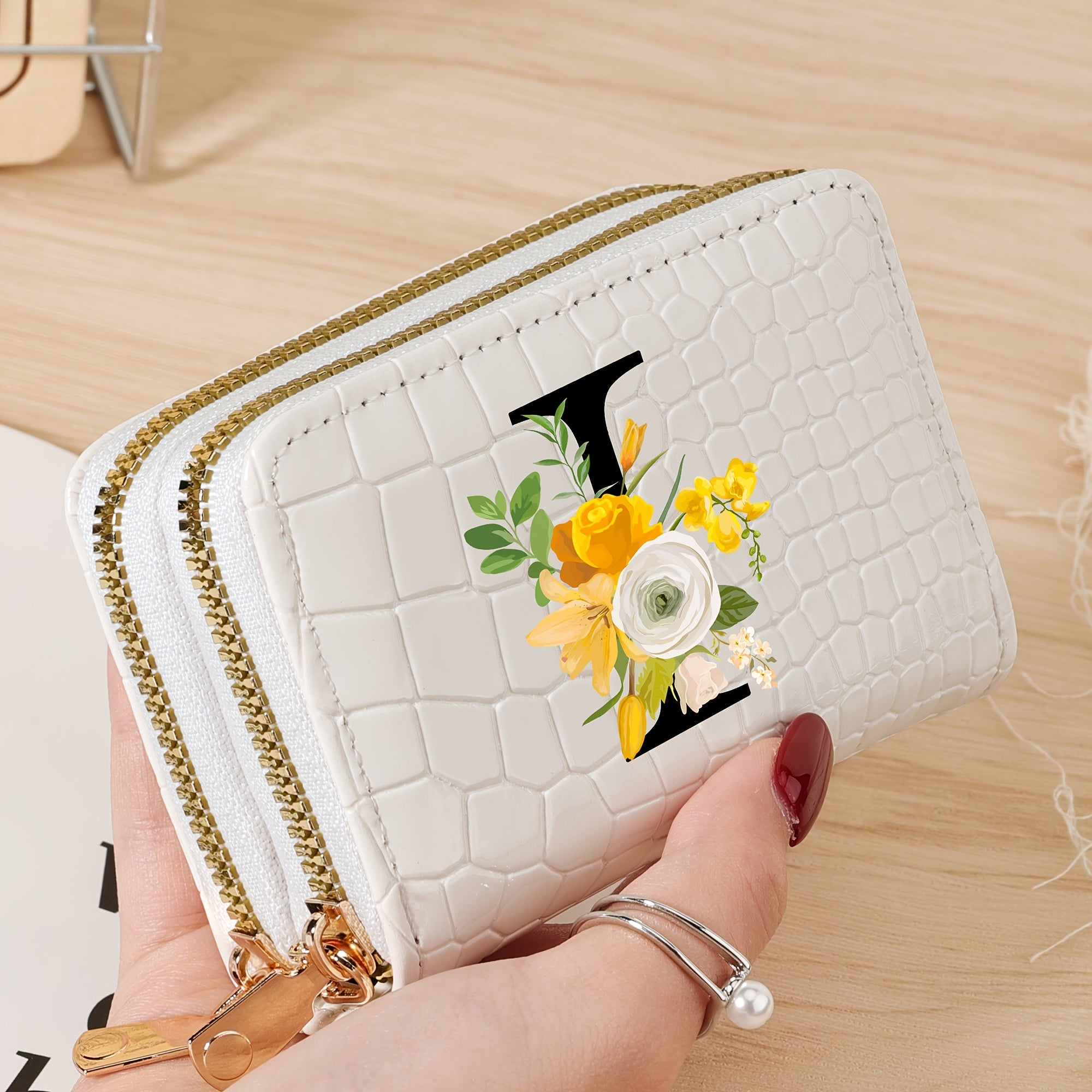 Bir nechta slotlari va zamonaviy fermuari bo'lgan mustahkam kredit karta saqlash sumkasi, maktab, yotoqxona va maktabga qaytish uchun zarur bo'lgan buyumlar uchun.