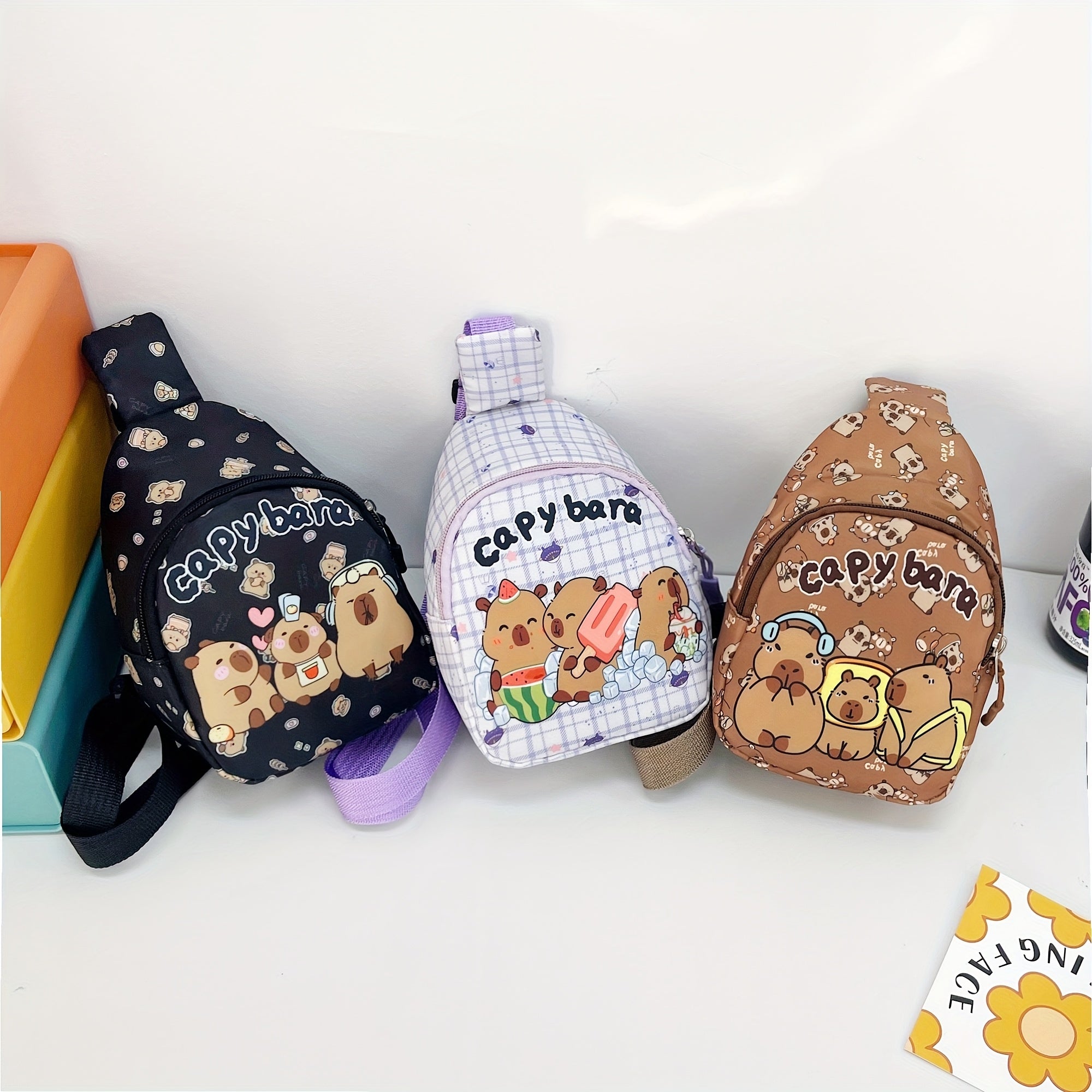 Qulay kapibara printli kesim sumkasi, sozlanadigan belbog'i, fermuari, ajratiladigan tangalar sumkasi va hamyon bilan. Sayohat, piyoda yurish, velosipedda yurish uchun ideal. Qo'l bilan yuvish, o'g'il va qizlar uchun ajoyib tug'ilgan kun sovg'asi.