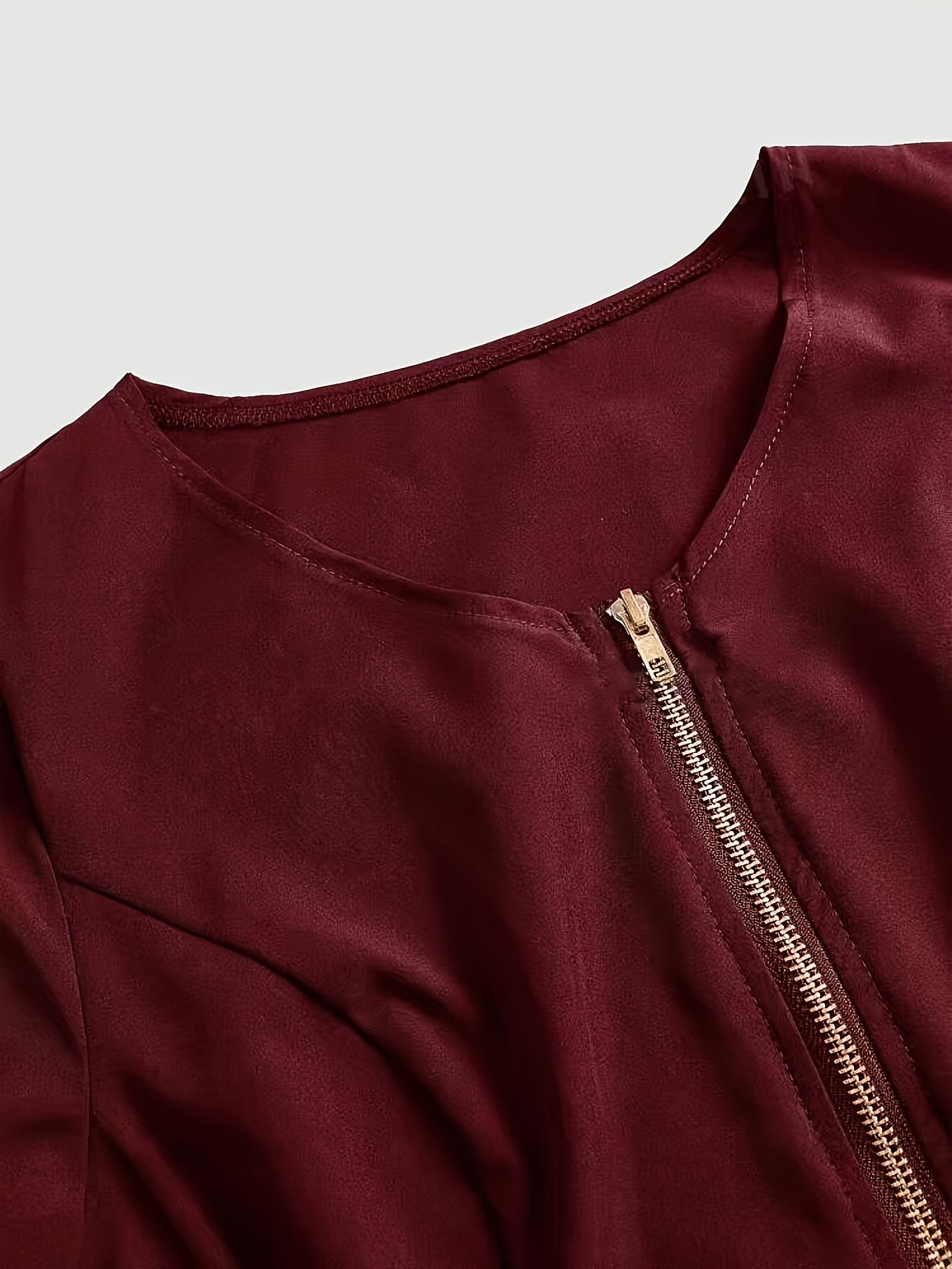 Ayollar uchun rangsiz polyester skrab to'plami, yelkasiz dizayn, qisqa petal yenglar, ozgina cho'ziladigan mato va zipper tafsiloti bilan. Barcha mavsumlar uchun tibbiy hamshiralik formalariga mukammal.