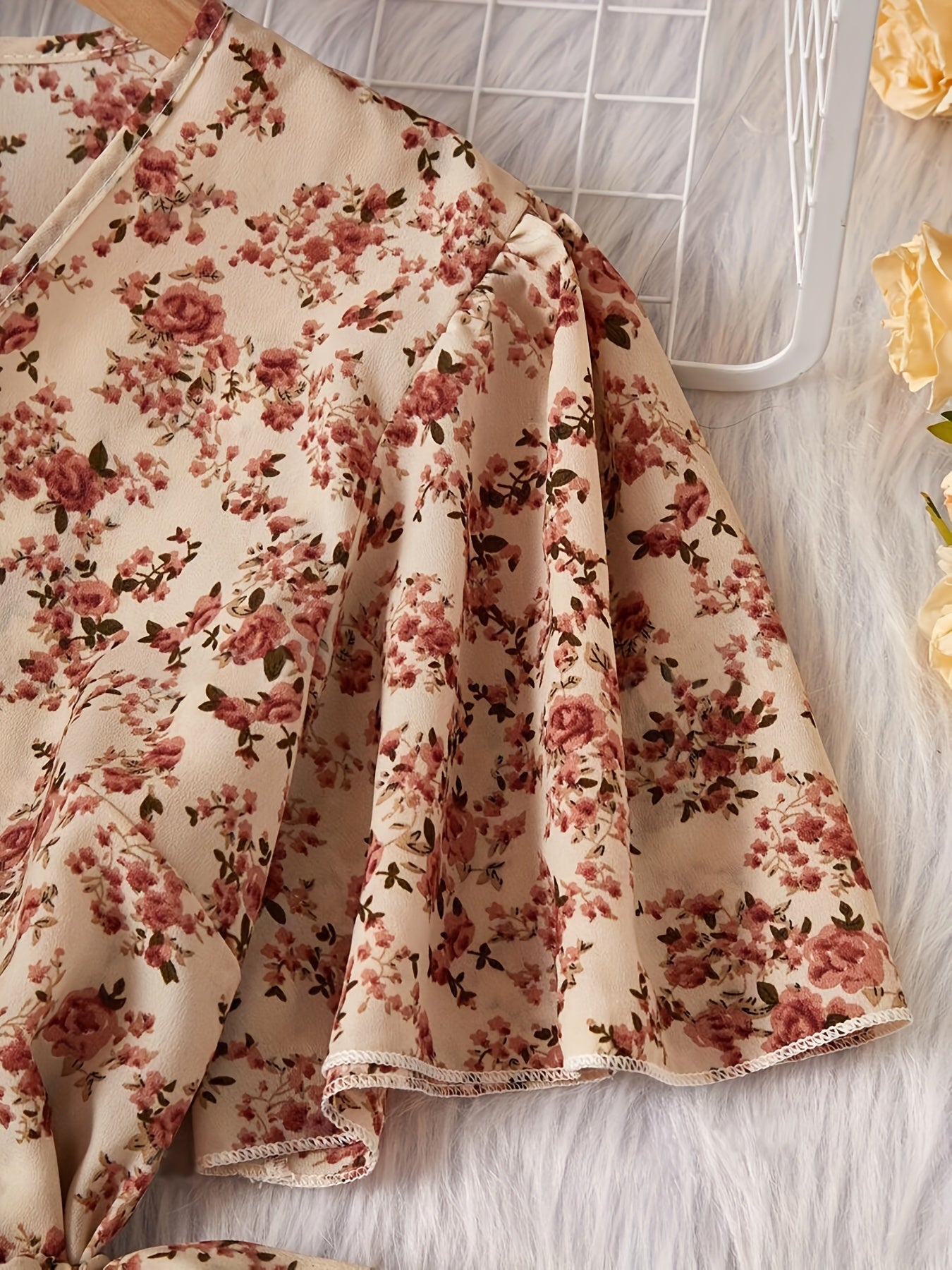 Ayollar uchun nafis gullar bilan bezatilgan libos, bohem uslubidagi qirralar, kesishgan bo'yin va ip bilan bog'lash detali. To'qilgan polyester matodan tayyorlangan, oddiy moslikda, belbog'ni o'z ichiga oladi. Har mavsum uchun mos.