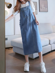 Ayollar uchun old tomonida cho'ntaklari bo'lgan keng kesimli denim overall ko'ylagi.