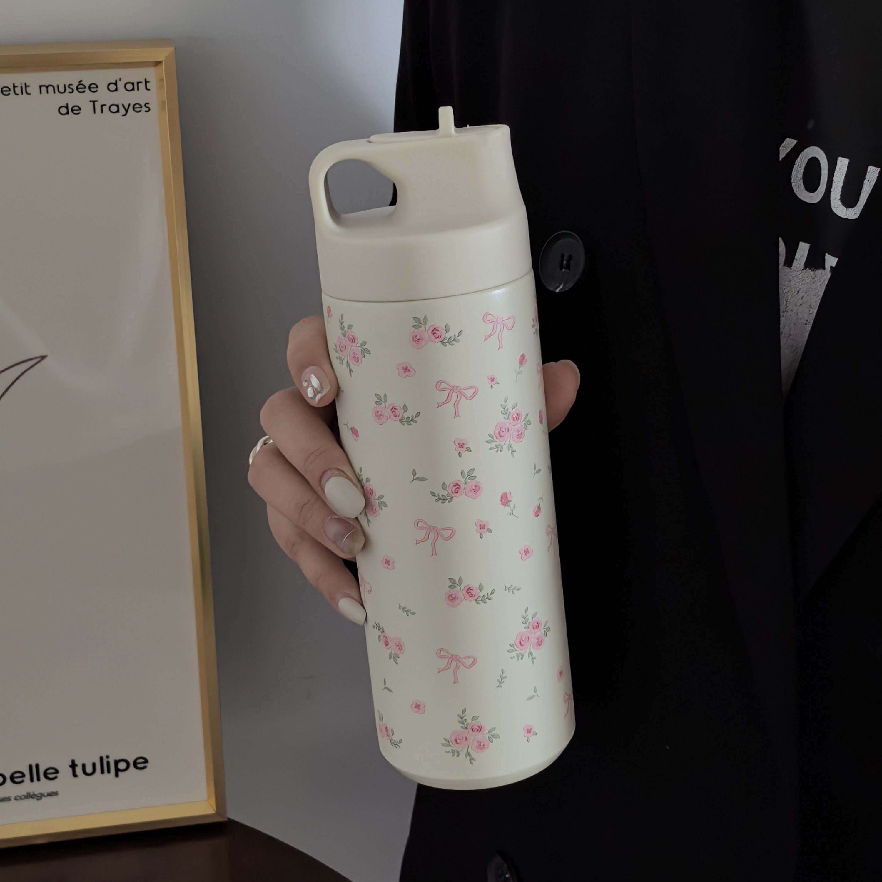 550ml ikki qavatli zanglamaydigan po'latdan yasalgan issiqlik izolyatsiyali suv idishi, sayohat va sport uchun flip quvurlari bilan