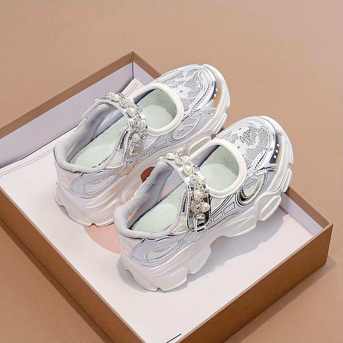 "Девочковые туфли лета 2024 года имеют дышащую толстую подошву и однослойный сетчатый дизайн."