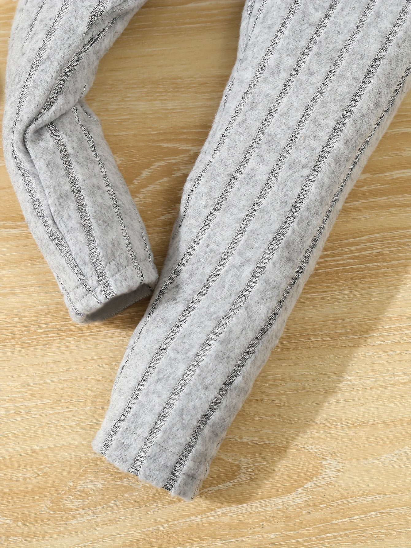 Qizlar uchun tashqi kiyim uchun to'qilgan kamonli bluzka va shimlardan iborat zamonaviy kiyim to'plami