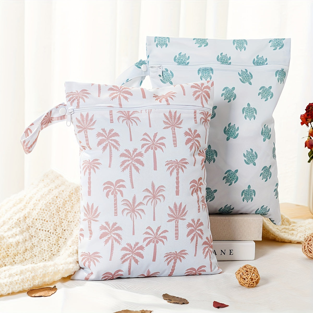 Два водонепроницаемых мешка для влажных вещей, которые можно стирать и использовать в качестве сумок для подгузников. Это многофункциональные мешки для хранения подгузников, которые также могут использоваться как мешки для влажных/сухих вещей.