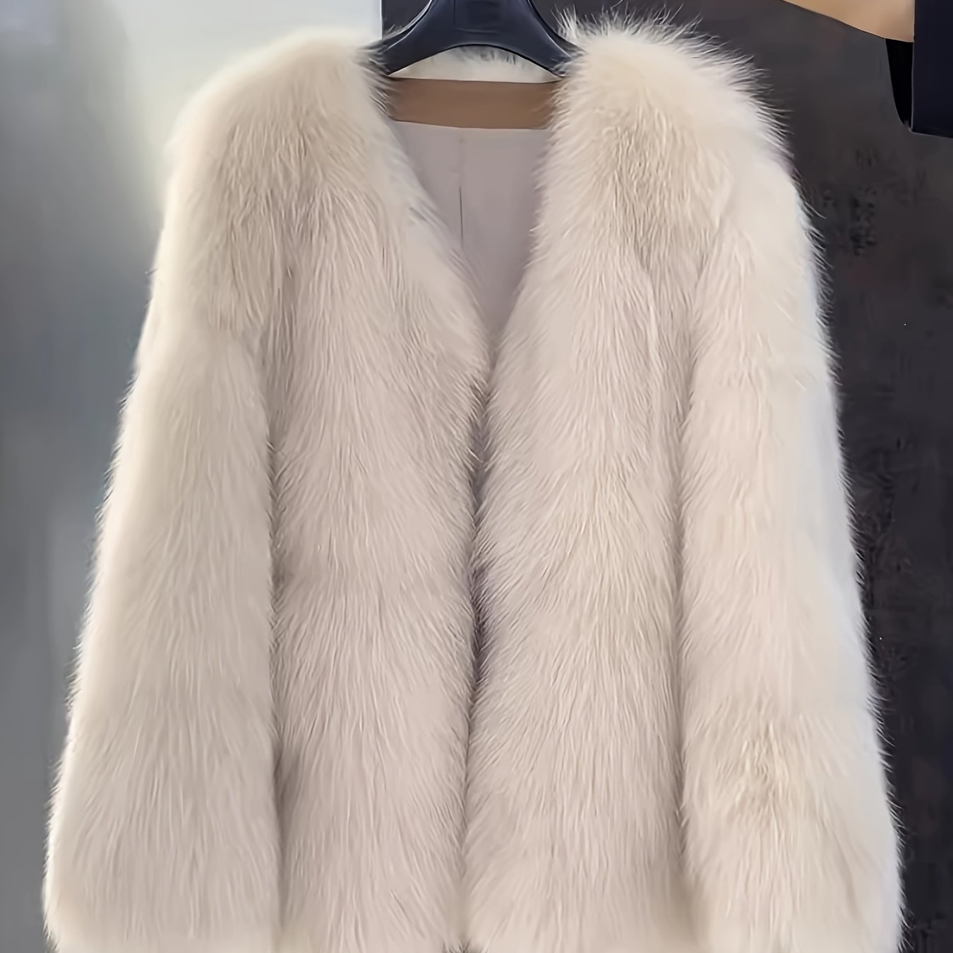 Ayollar uchun zamonaviy sun'iy mo'yna palto, 100% polyester to'qima matodan tayyorlangan, bir rangda, oddiy yenglar bilan, qisqa uzunlikda va kamar yo'q. Kuz/qish modasi uchun kattalar uchun ideal yuqori palto.