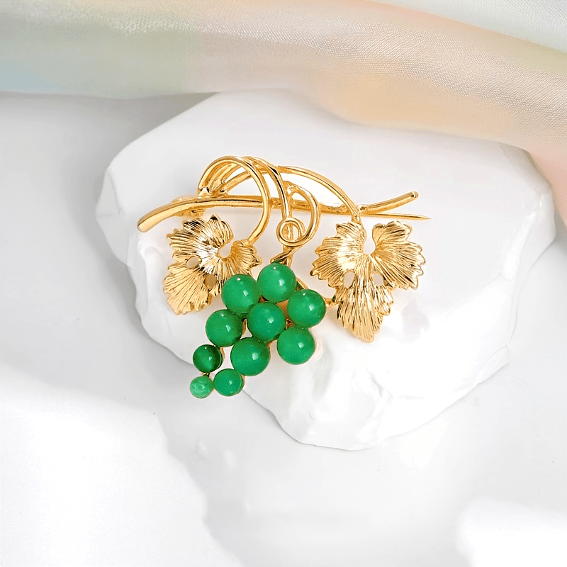 Green Grape Brooch and Stud Earrings Set Alloy Rhinestone Plant Fruit Design for Dresses and Sweaters