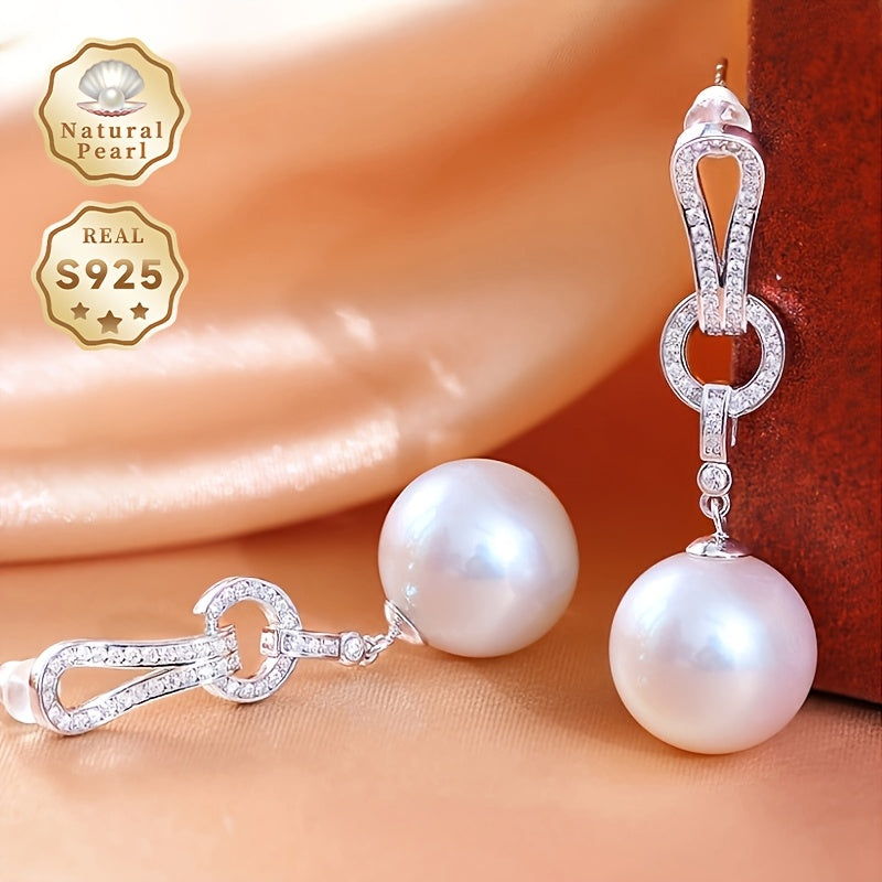 Kolleksiyangizga ushbu zarur Pearl Dangling Earrings bilan nafislik qo'shing. 13-14mm dumaloq tabiiy shirin suv marvaridlari bilan tayyorlangan, ushbu zamonaviy uzun sirg'alar S925 kumushdan yasalgan. Har bir juftlik noyob bo'lib, turli shakl va ...