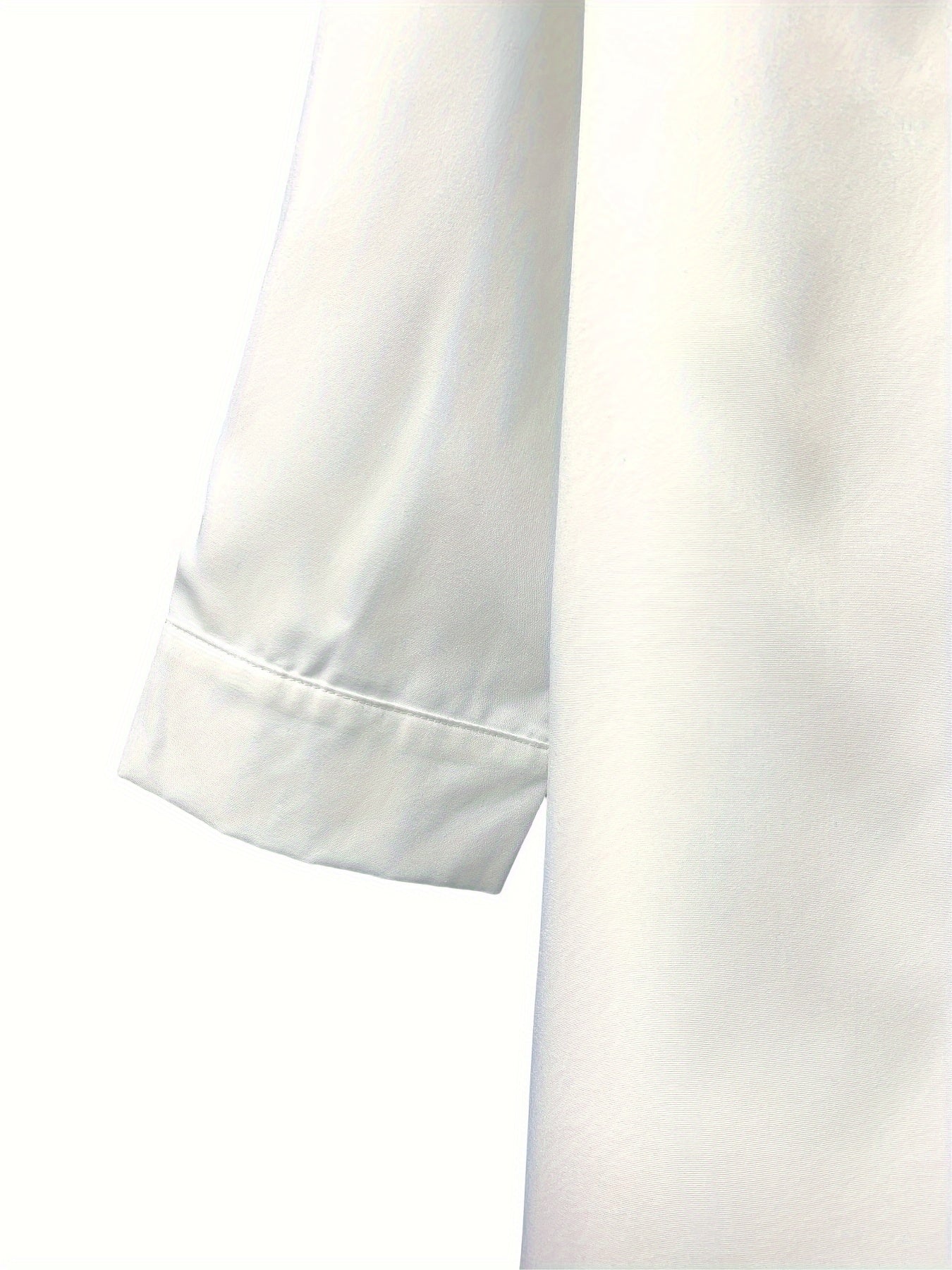 Chic plussayz uzun yengli ko'ylak, chiziqli yaka bilan, yarim shaffof polyester va spandeks aralashmasidan tayyorlangan, mashinada yuvish mumkin.