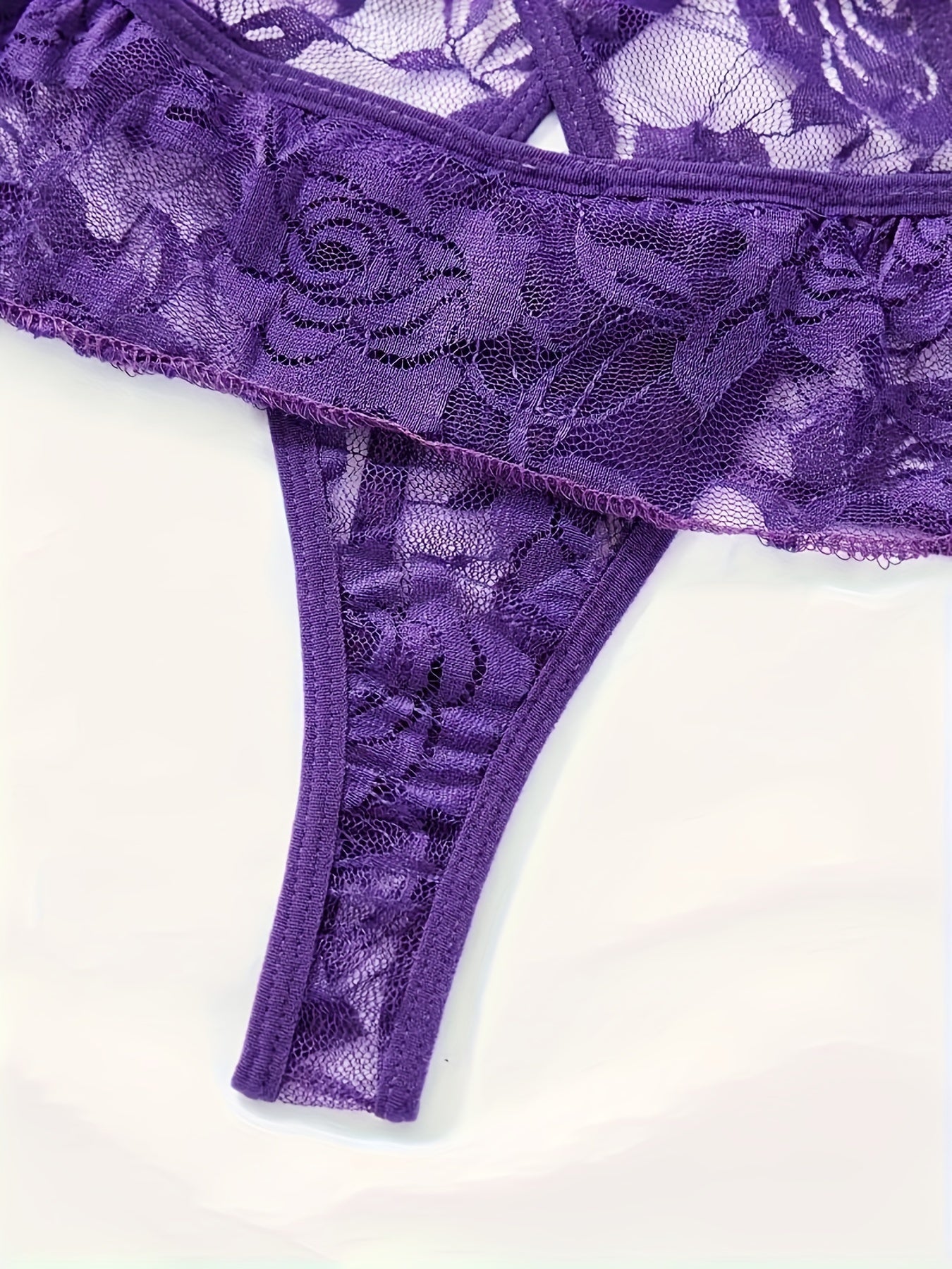 Juda chiroyli, ko'rinadigan dizayni va bo'yin tasmasi bilan sexy dantel bodysuit