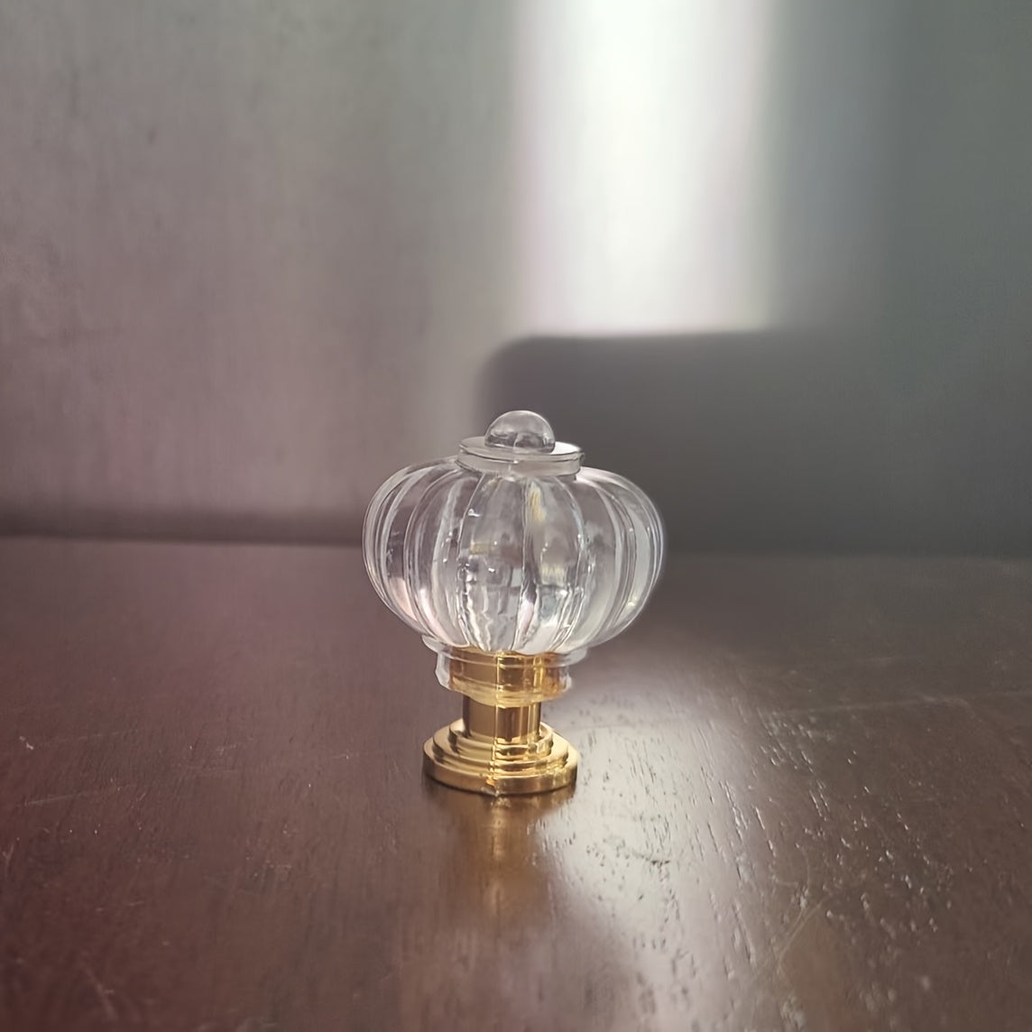 Акриловые ручки из пластика для ящиков, шкафов и гардеробов теперь предлагаются в золотистых и серебристых оттенках.