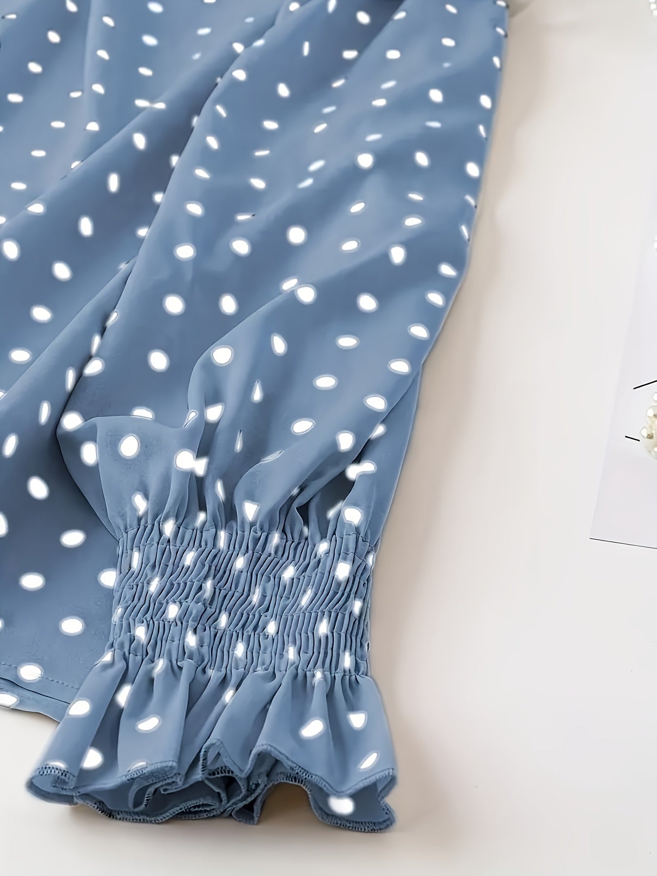 Katta o'lchamdagi polka nuqtali bluzka, shirrali manjetlar, krujka bo'yin va uzun yenglar bilan, bahor va kuz uchun, ayollar uchun katta o'lchamdagi kiyimlar.