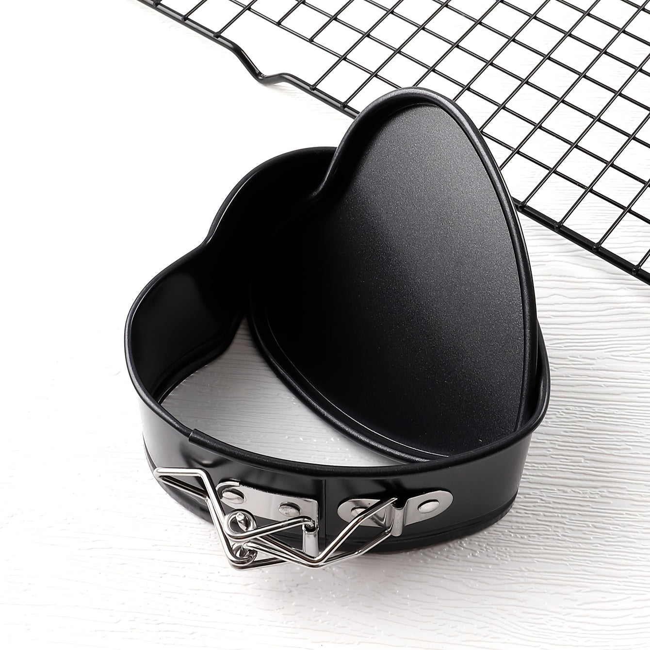 "Sevgi kuni yurak shaklidagi pishirish panasi - romantik shirinliklar uchun yopishqoq bo'lmagan quyma temir qolip to'plami. Maxsus tadbirlar uchun mukammal. Oson chiqarish uchun xavfsiz qistirma xususiyati. Oshxona uchun zaruriy buyum."