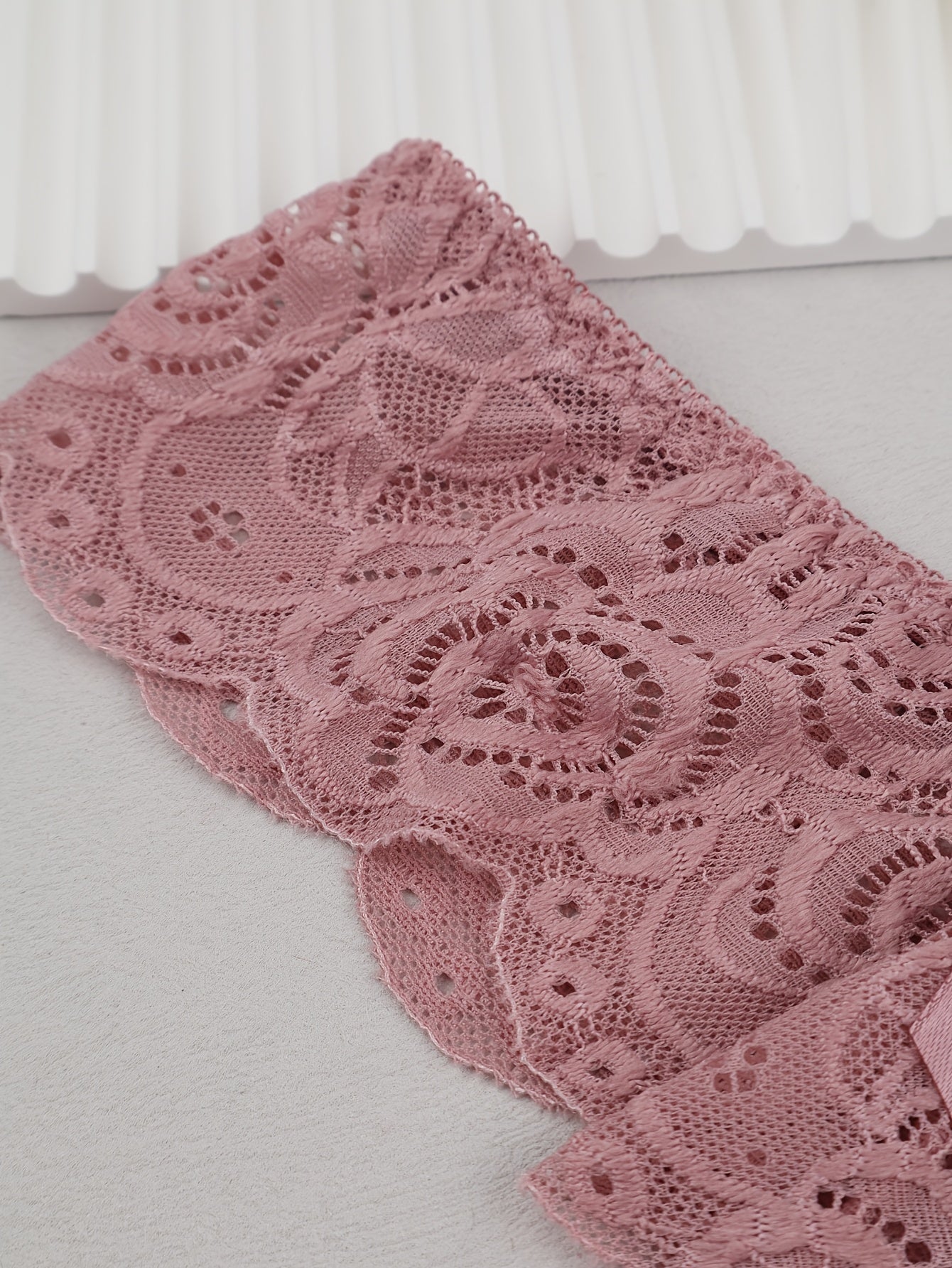 Kattalar uchun tikanli tanga bilan bog'langan bowknot marjonlari bilan pastki qismda qulay polyamid elastan