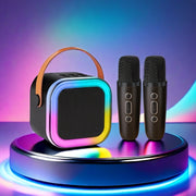 Ikki simsiz mikrofon va rangli chiroqlar bilan jihozlangan portativ karaoke dinamik, oilaviy tug'ilgan kunlar va ochiq havoda sayohatlar uchun ideal.