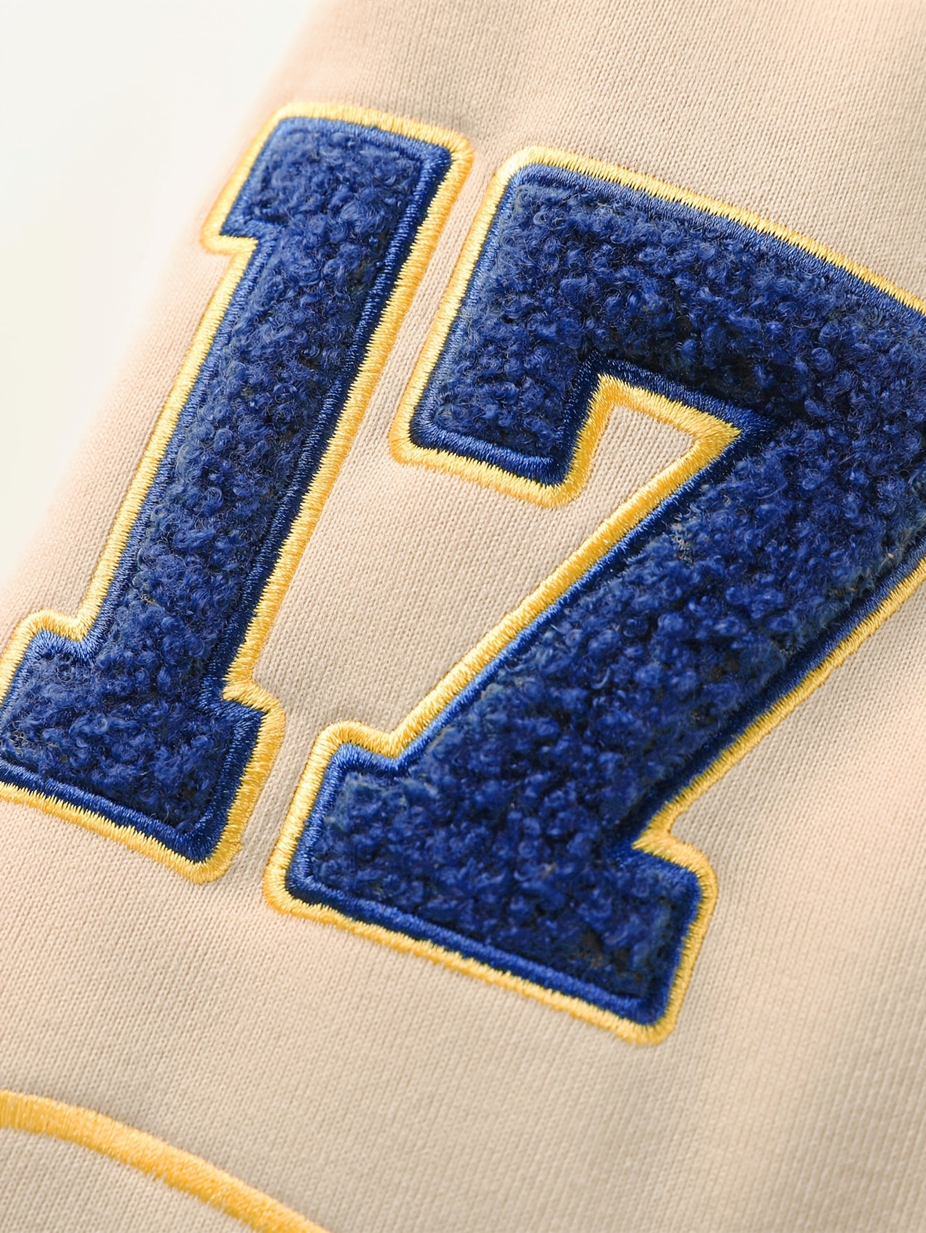 Erkaklar uchun tasodifiy universitet jeketi, harfli tikuv bilan, to'qilgan polyesterdan tayyorlangan va mashinada yuvish mumkin. Beysbol yelkasiga, uzun yenglarga ega va kuz va qish mavsumida kiyish uchun ideal.