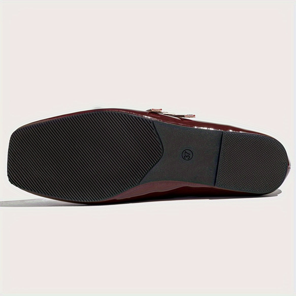 Vintage uslubidagi Mary-Jane tekis poyabzal, kvadrat burchak, bog'ichli tasma va yil davomida qulaylik uchun TPR taglik.