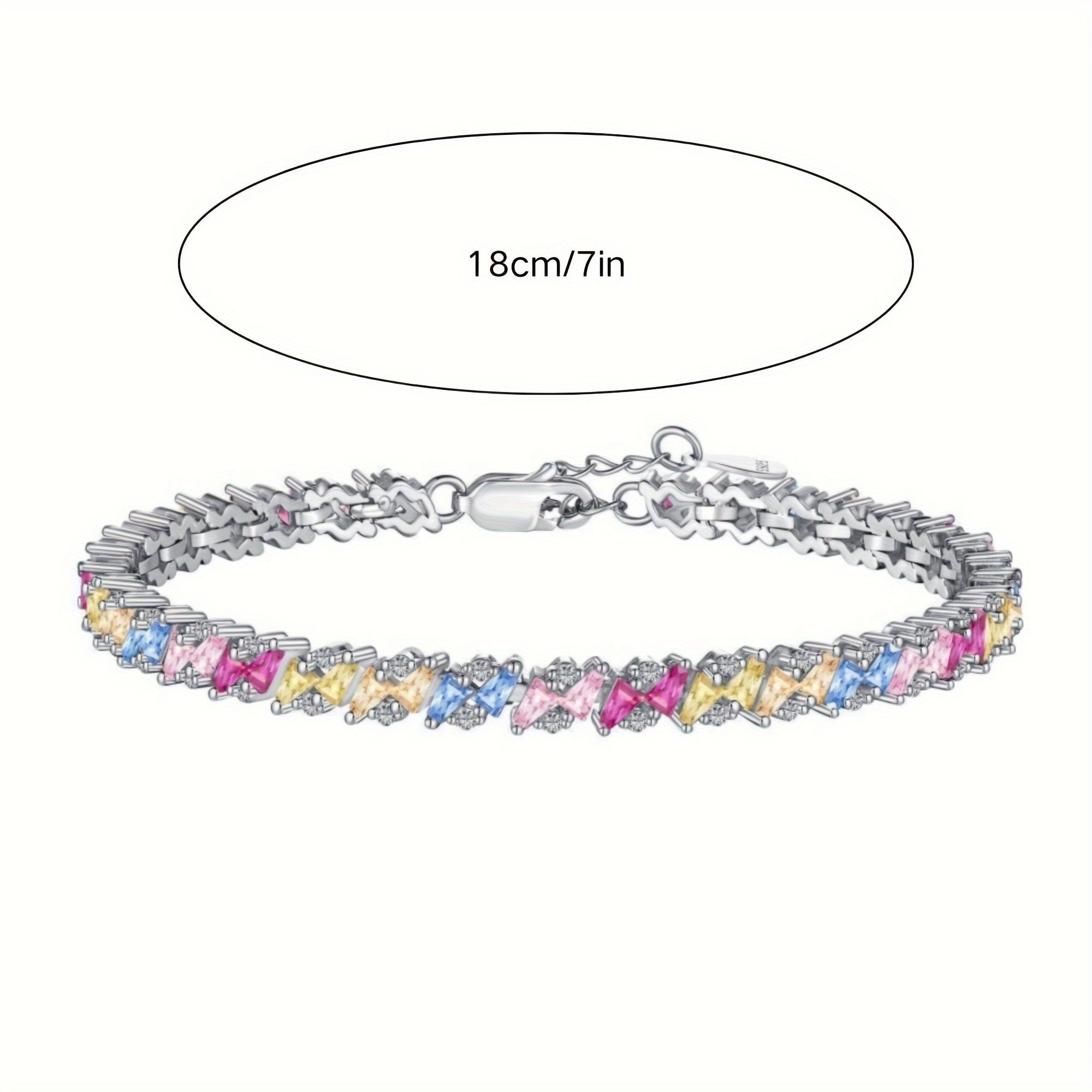 Удивительный браслет-теннис из серебра 925 пробы, украшенный рядом сверкающих бриллиантов, подходит для чувствительной кожи. С классическим дизайном, этот браслет идеально подходит для празднования дней рождения, юбилеев, выпускных и свадеб. Приходит в