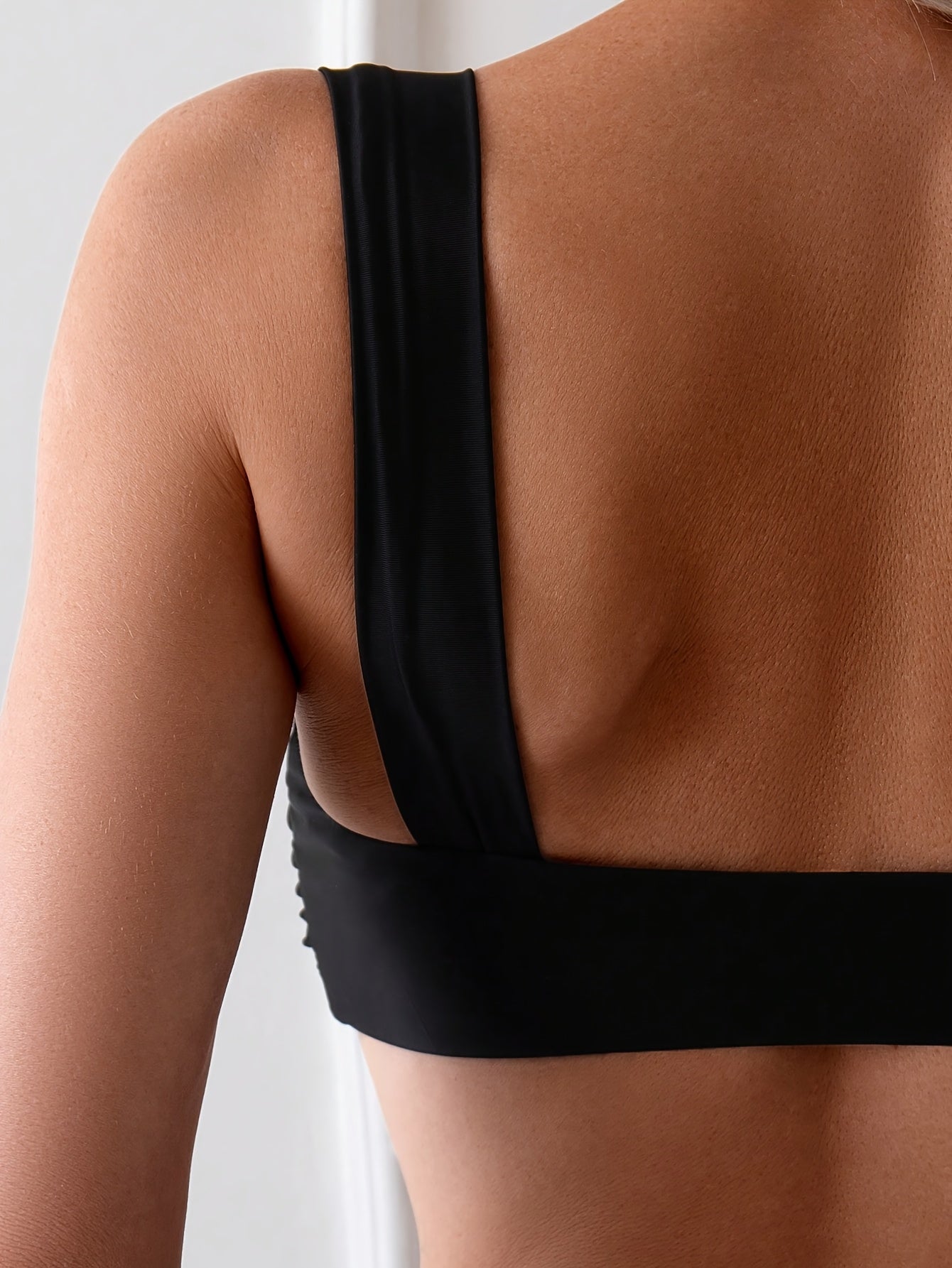 Бикини-топ с глубоким V-образным вырезом для женщин, высокоэластичный купальник однотонного цвета, изготовленный из полиэстера и эластана, можно стирать в машине.