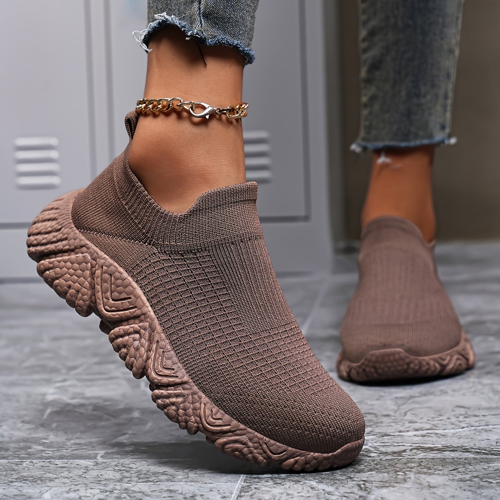 Женские дышащие вязаные кроссовки с амортизирующей подошвой для стабильности в любое время года. Однотонные, без принтов.