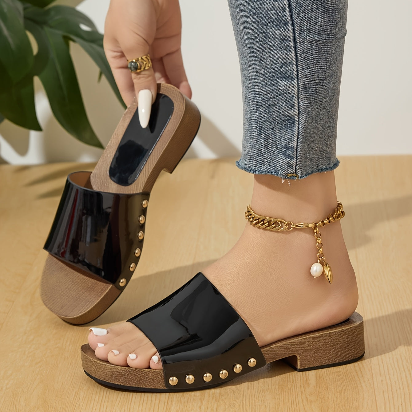 Ayollar uchun slayd sandalki yog'och yadroli oltin tishlar bilan ochiq barmoqli oq va qora