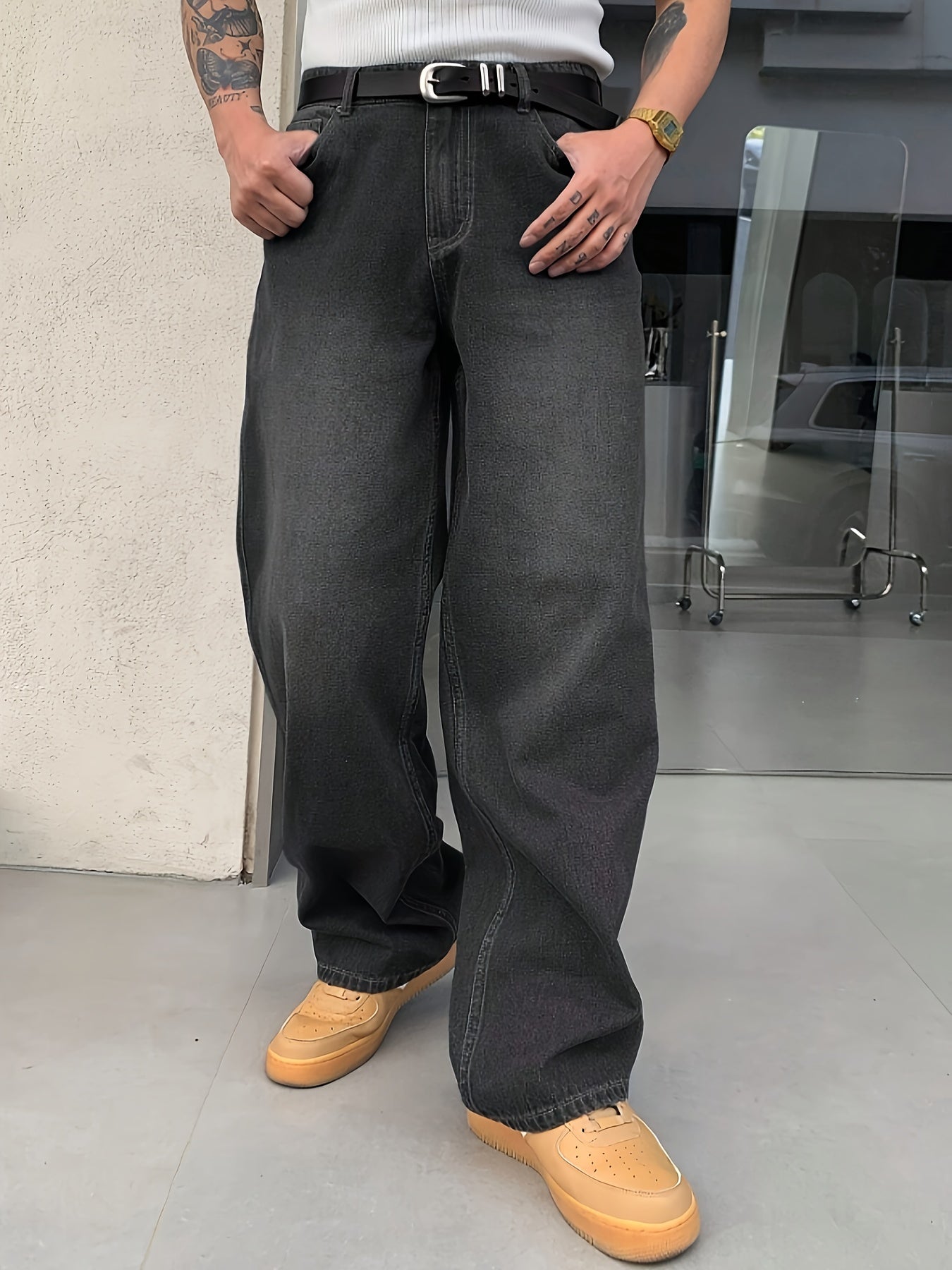 Erkaklar uchun oddiy mos keladigan qora kulrang denim jinsi shimlar, yuvilgan tugatish bilan tasodifiy keng moslikni taqdim etadi. Kuz/qish uchun ko'p maqsadli, paxta/poliester aralashmasidan tayyorlangan.