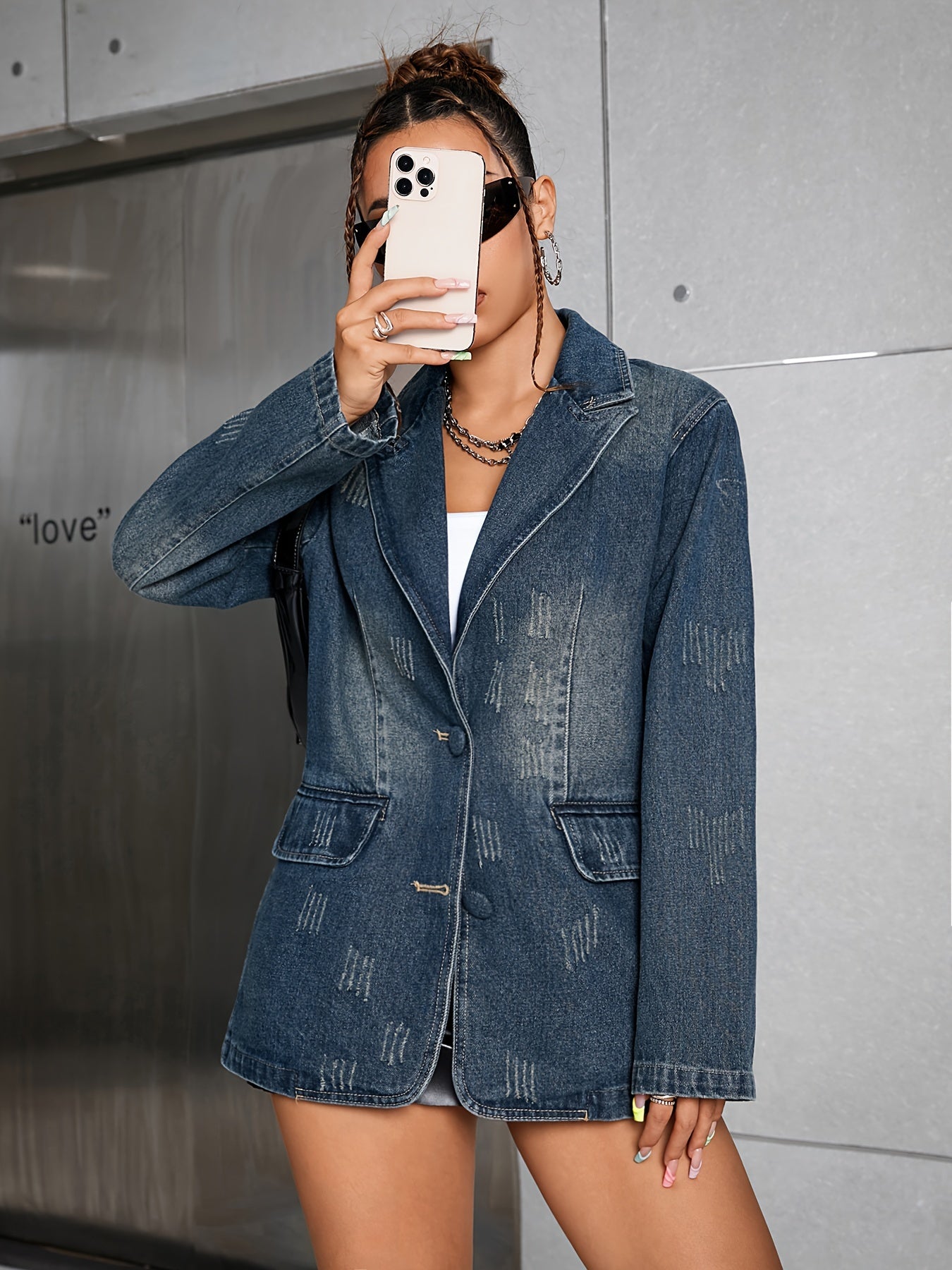 Ayollar uchun vintage uslubidagi denim blazer, mushuk panjalari izlari, oltin tugmalar va uzun yenglar bilan. O'rta uzunlikda, cho'zilmaydigan mato, bahor/kovak uchun, erkin boyfriend uslubida.