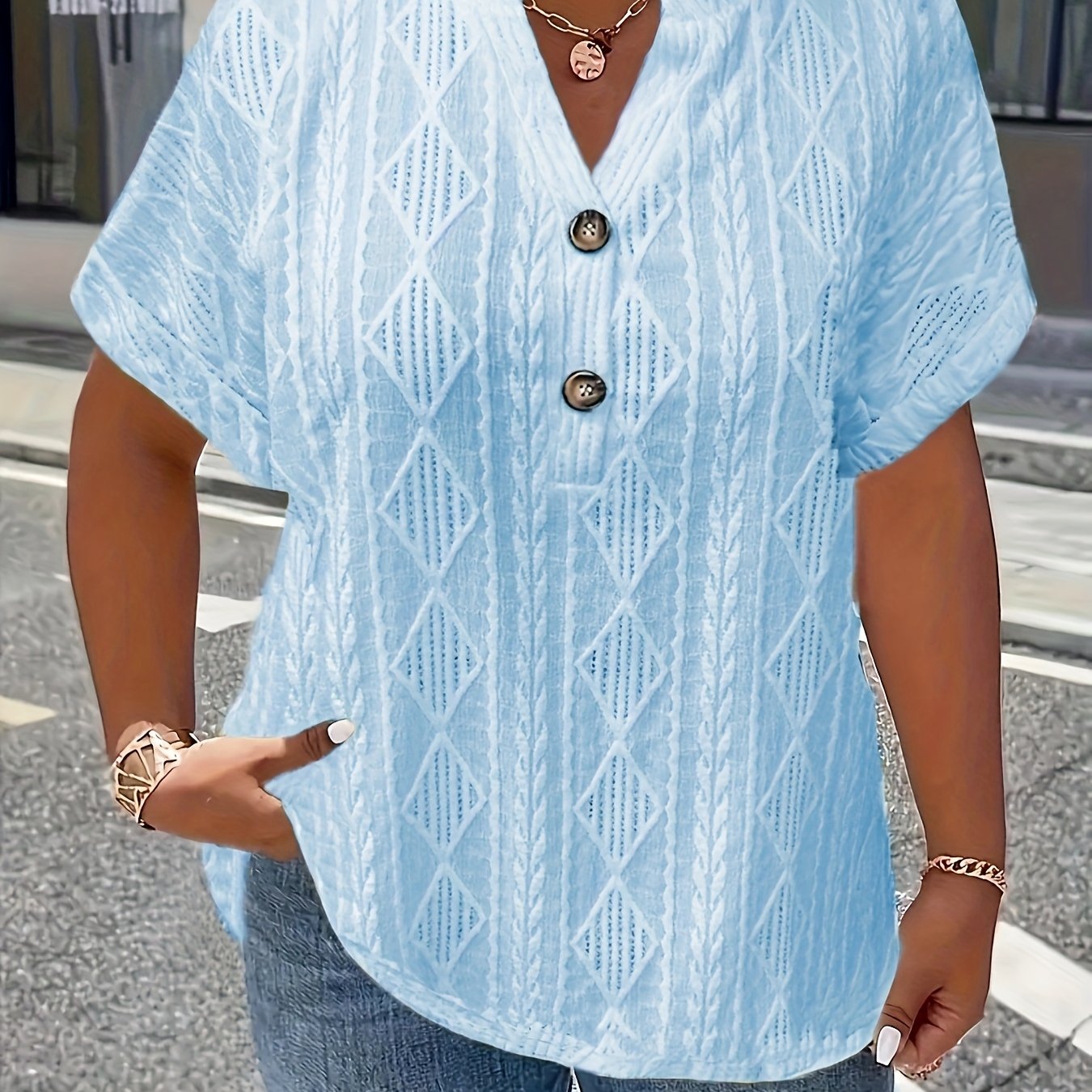 Plus o'lcham ayollar uchun yengil yashil jacquard V-shakli bo'yinli qisqa yengli bluz