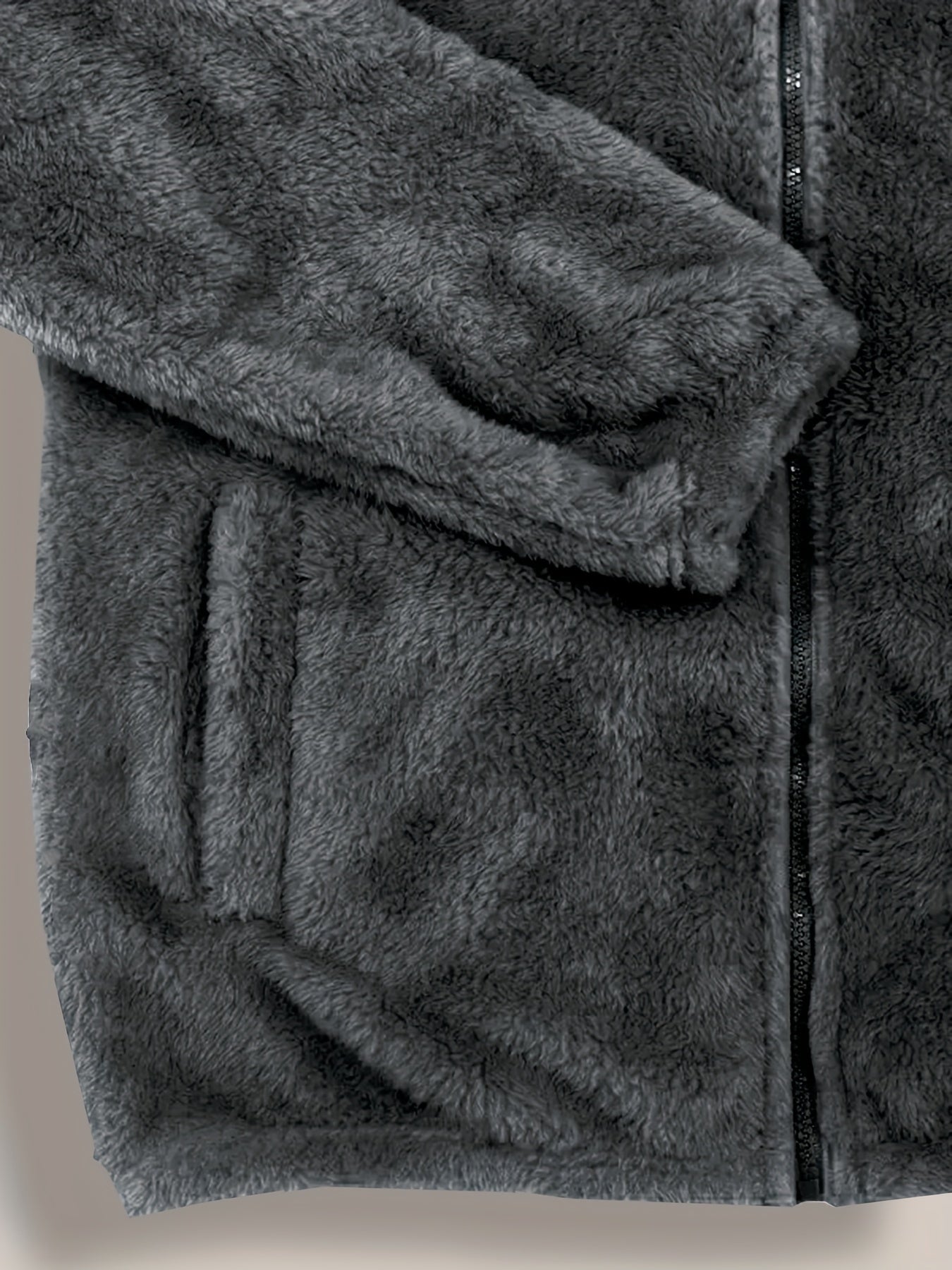 Erkaklar uchun kapüşonli jaket, ichki qismi fleece bilan qoplangan, qish va kuzda ochiq havoda kiyish uchun mos. Sovg'a sifatida ajoyib.