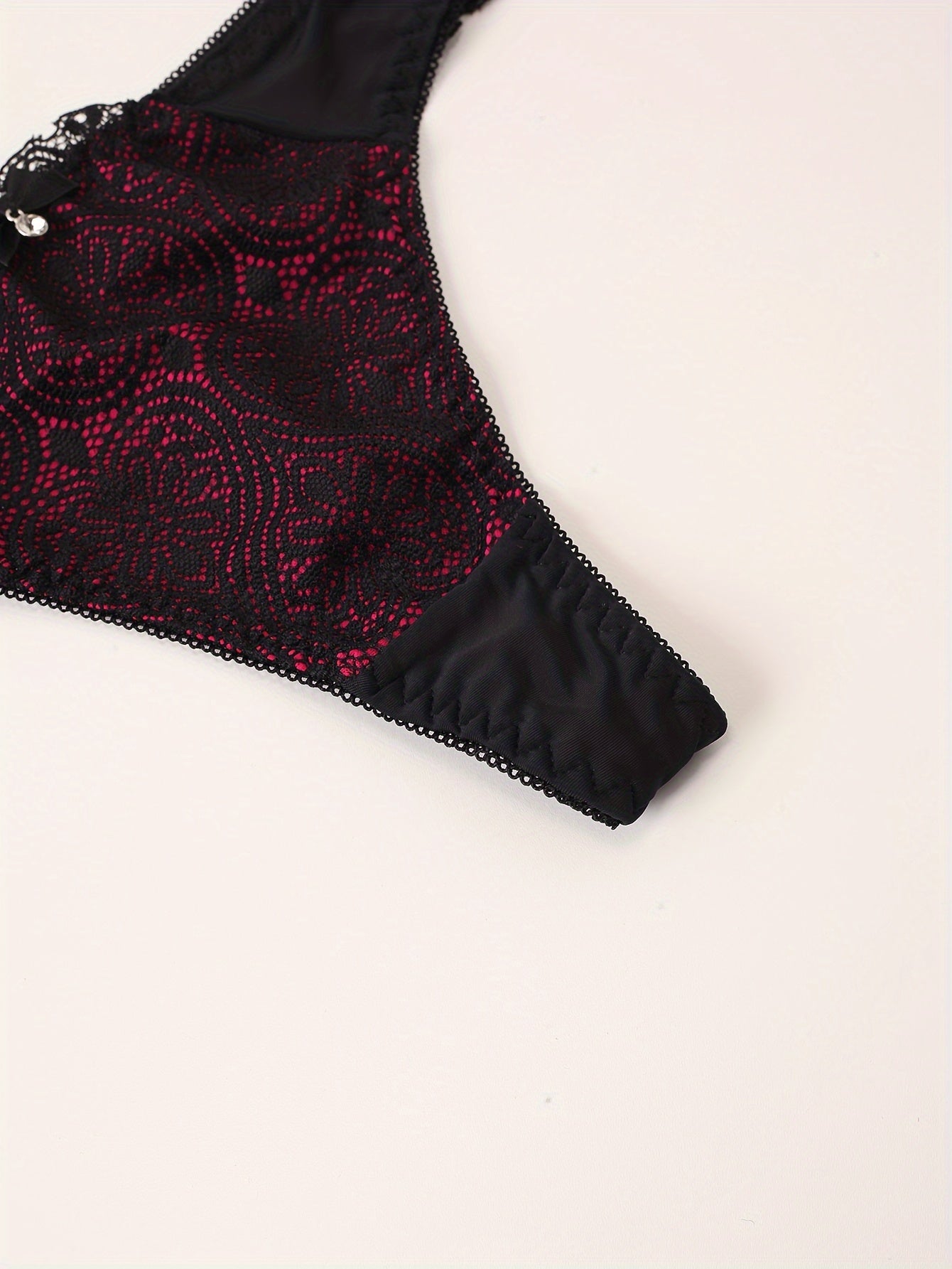 Lace bralet va ichki shimlar vs. ko'taruvchi bralet, bog'ich va rangli blokli thong to'plami ayollar uchun.