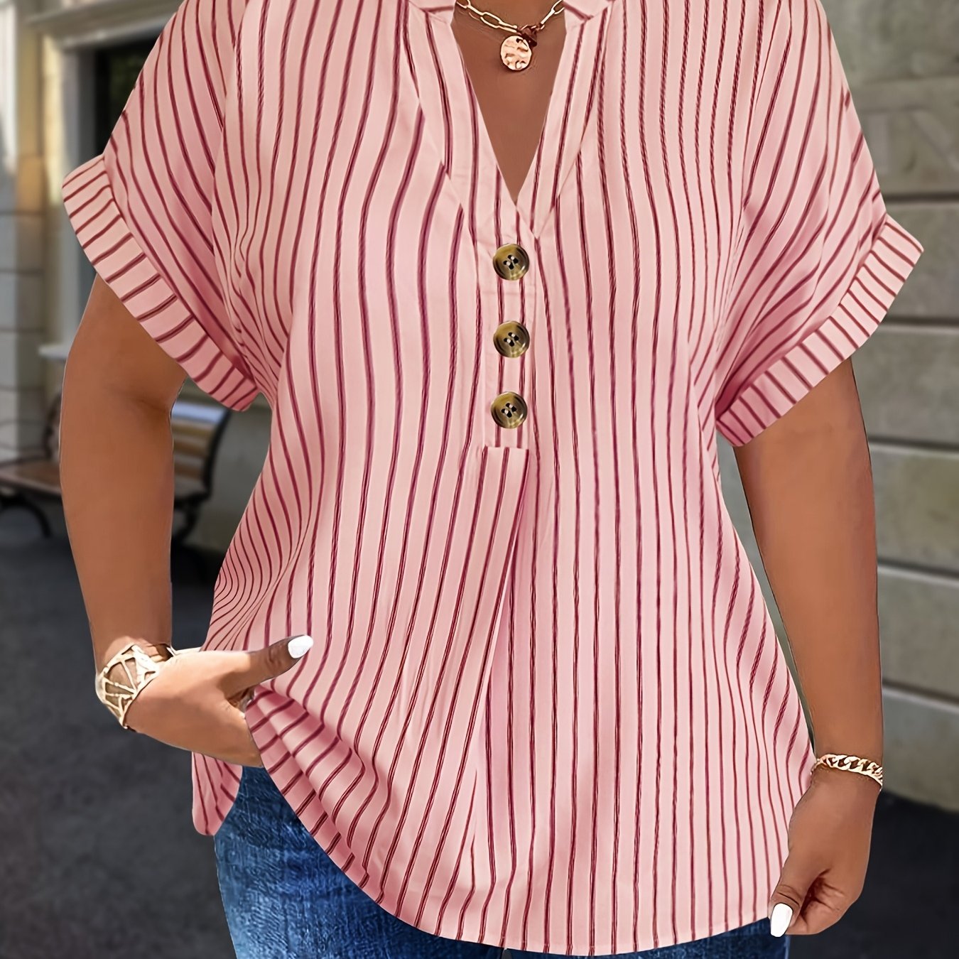 Plus o'lchamdagi ayollar bluzkasi chiziqli raglan ko'kraklar bukilgan yelka o'rashli bo'yinbog'li bezakli tugmachalar